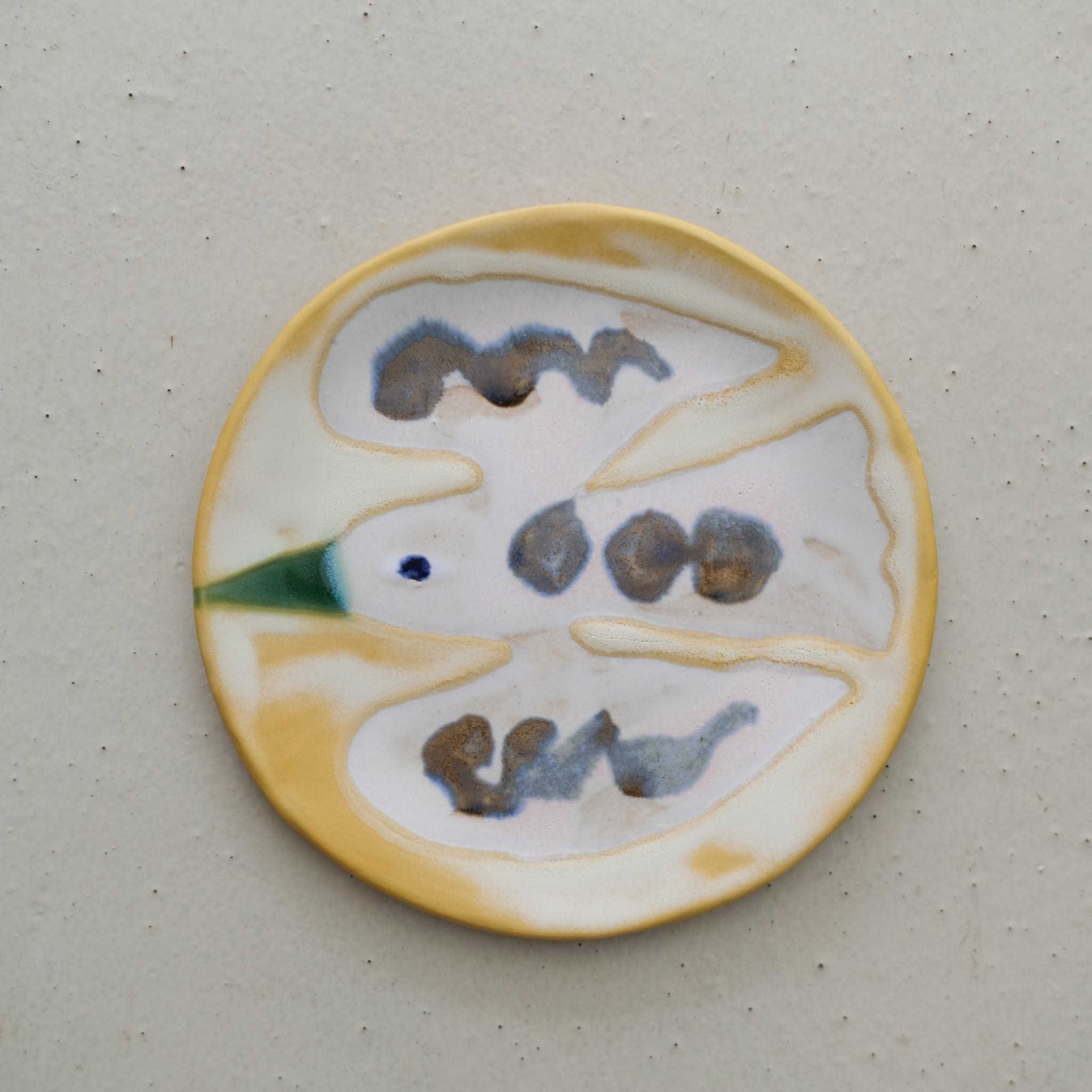 Assiette W24MY18 en grès D 18,5cm - multicolore de Marie-Yaé Suematsu chez Brutal Ceramics