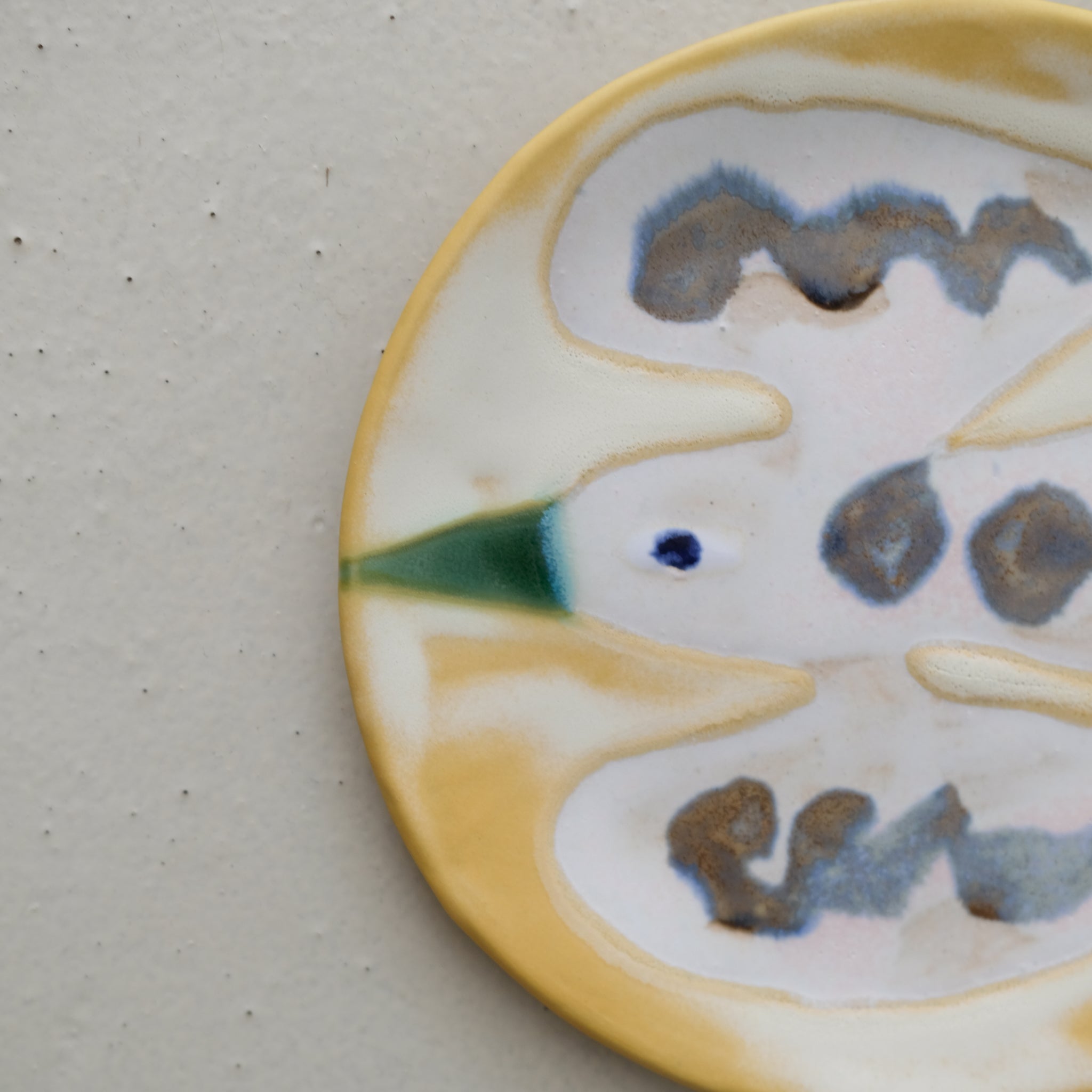 Assiette W24MY18 en grès D 18,5cm - multicolore de Marie-Yaé Suematsu chez Brutal Ceramics