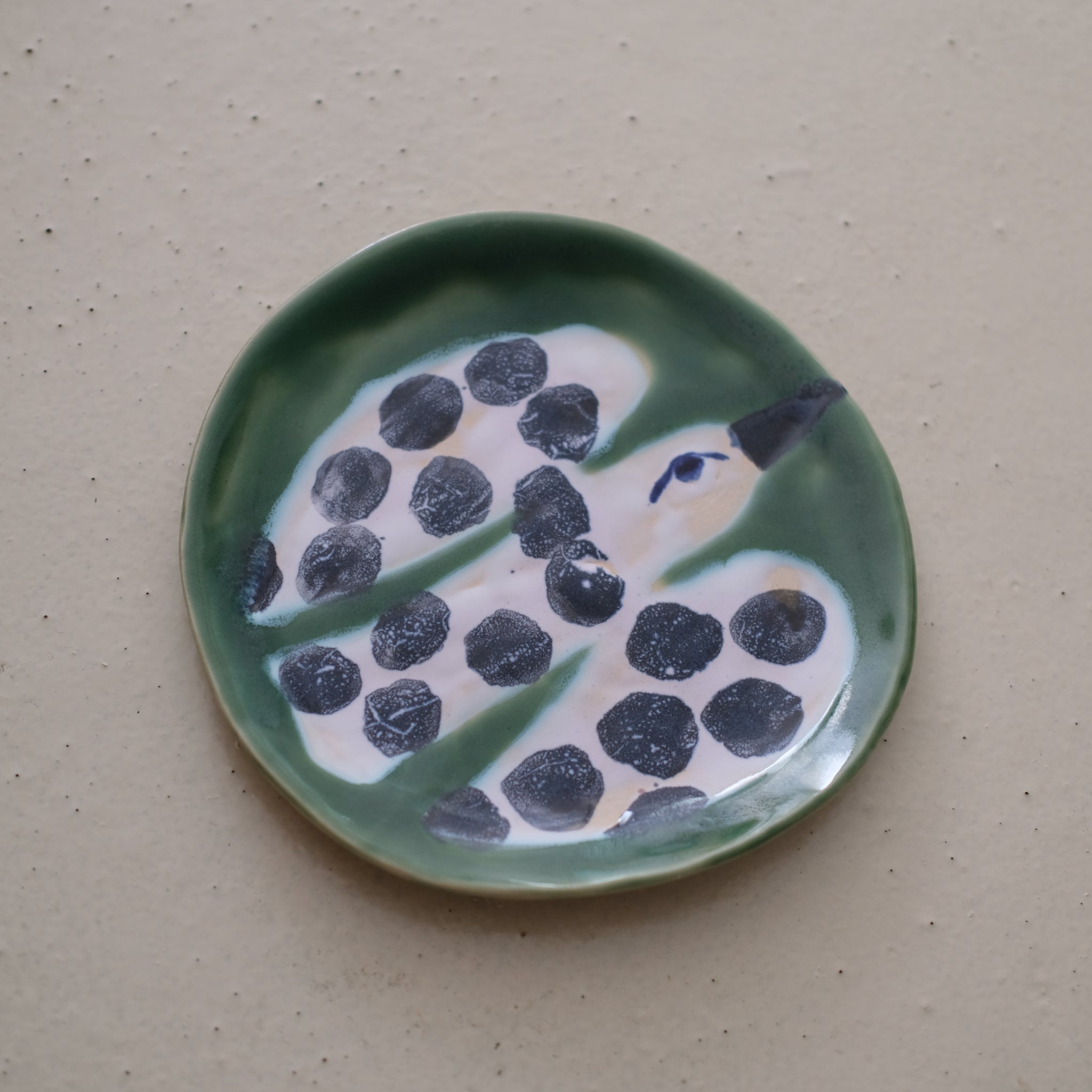 Assiette W24MY46 en grès D 16,5cm - multicolore de Marie-Yaé Suematsu chez Brutal Ceramics