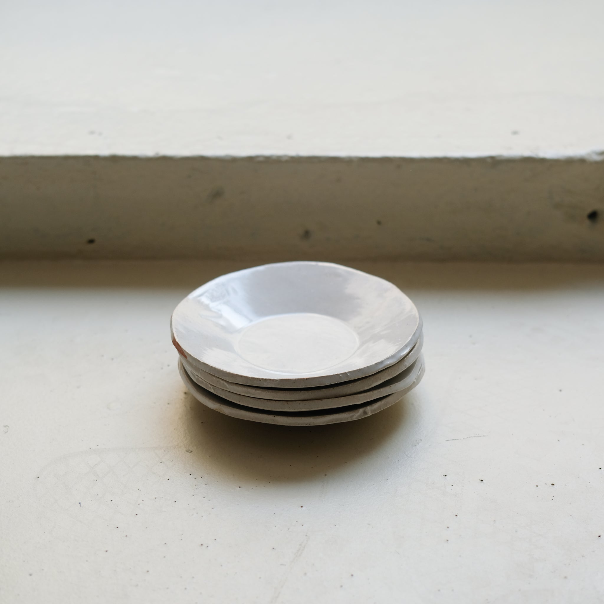 Assiette en grès D 14,5cm- Blanc satiné d'Estudio Vernis chez Brutal Ceramics