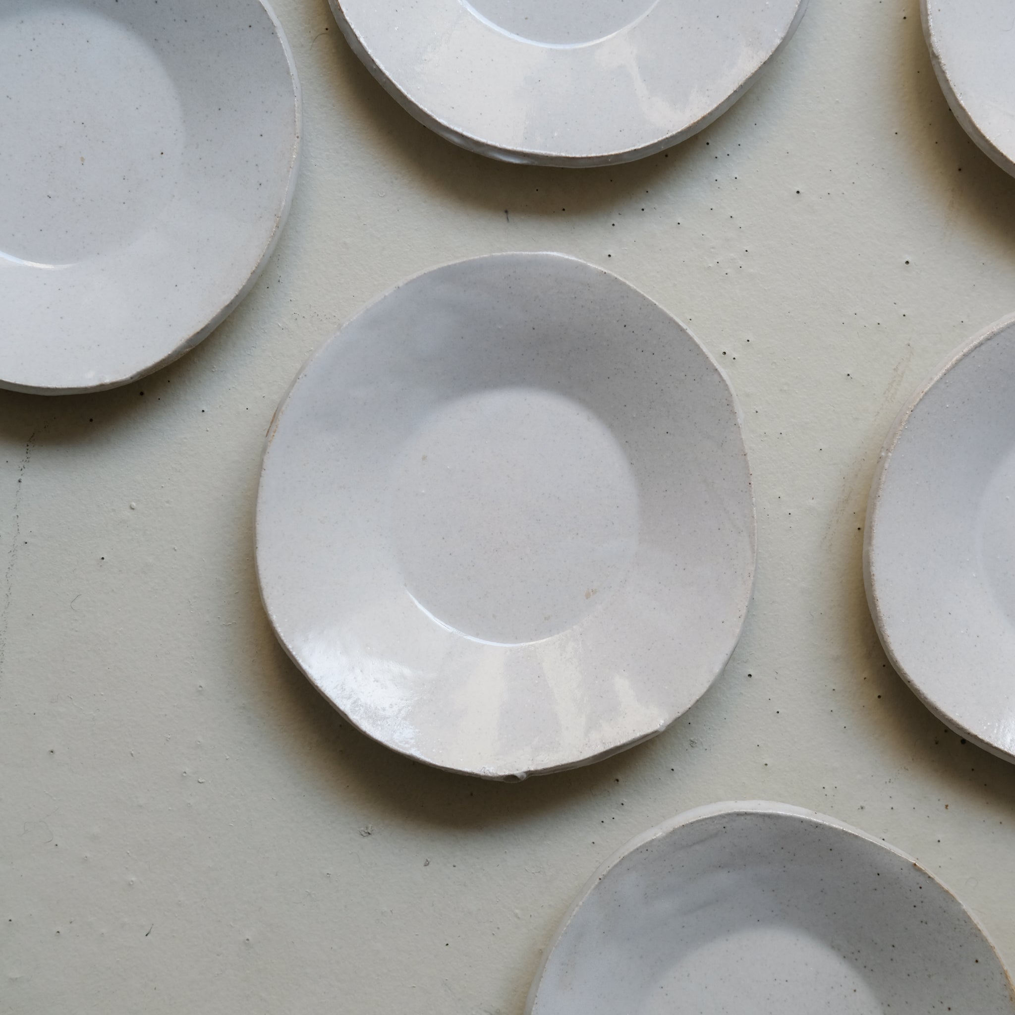 Assiette en grès D 14,5cm- Blanc satiné d'Estudio Vernis chez Brutal Ceramics