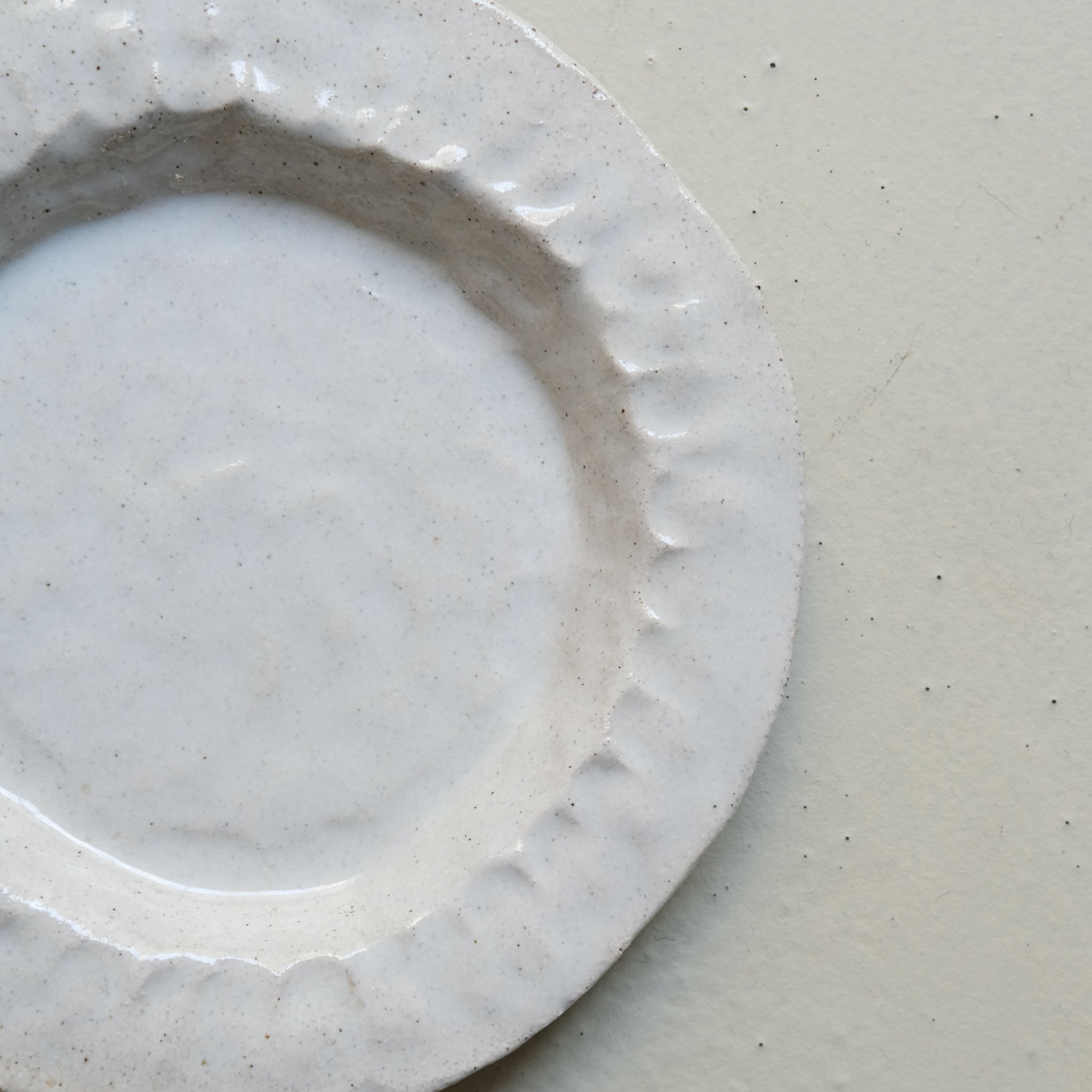 Assiette en grès à rebords D 20cm- Blanc satiné chez Brutal Ceramics