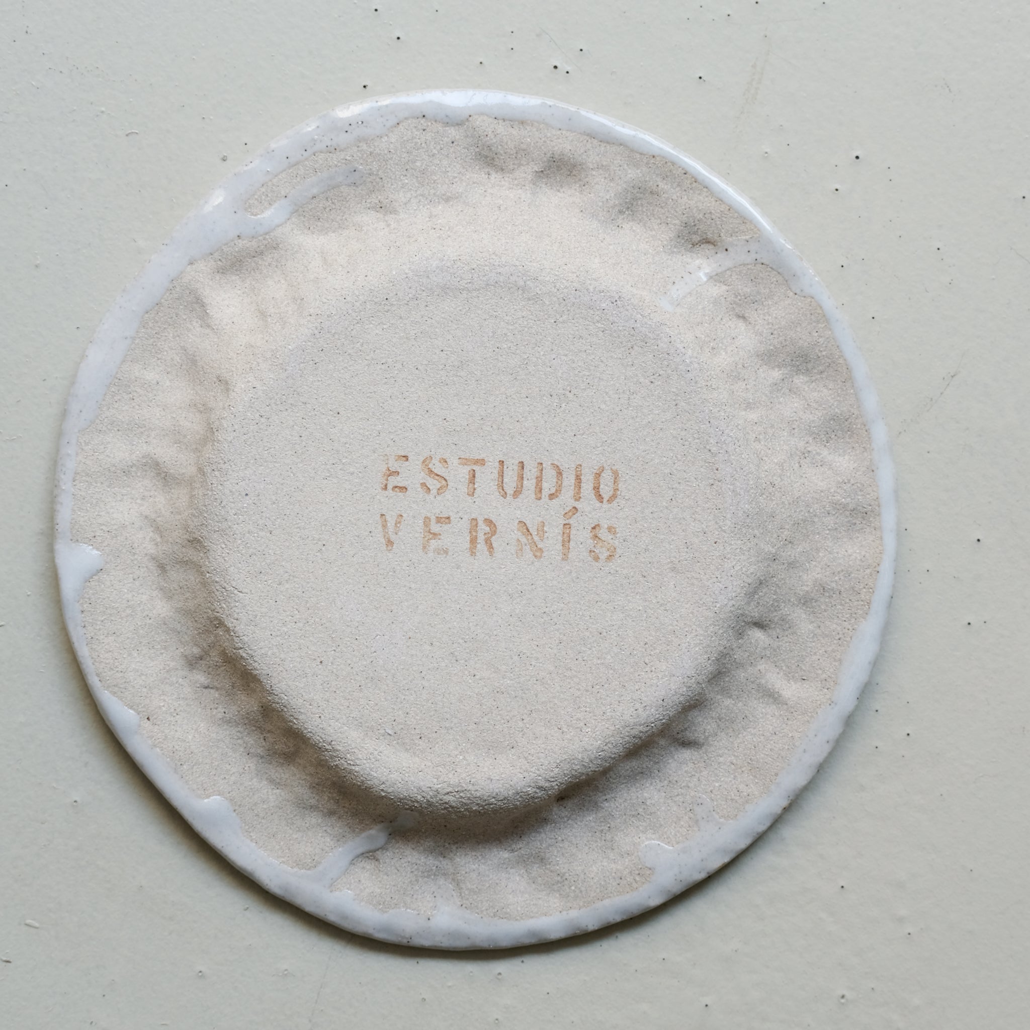 Assiette en grès à rebords D 20cm- Blanc satiné chez Brutal Ceramics
