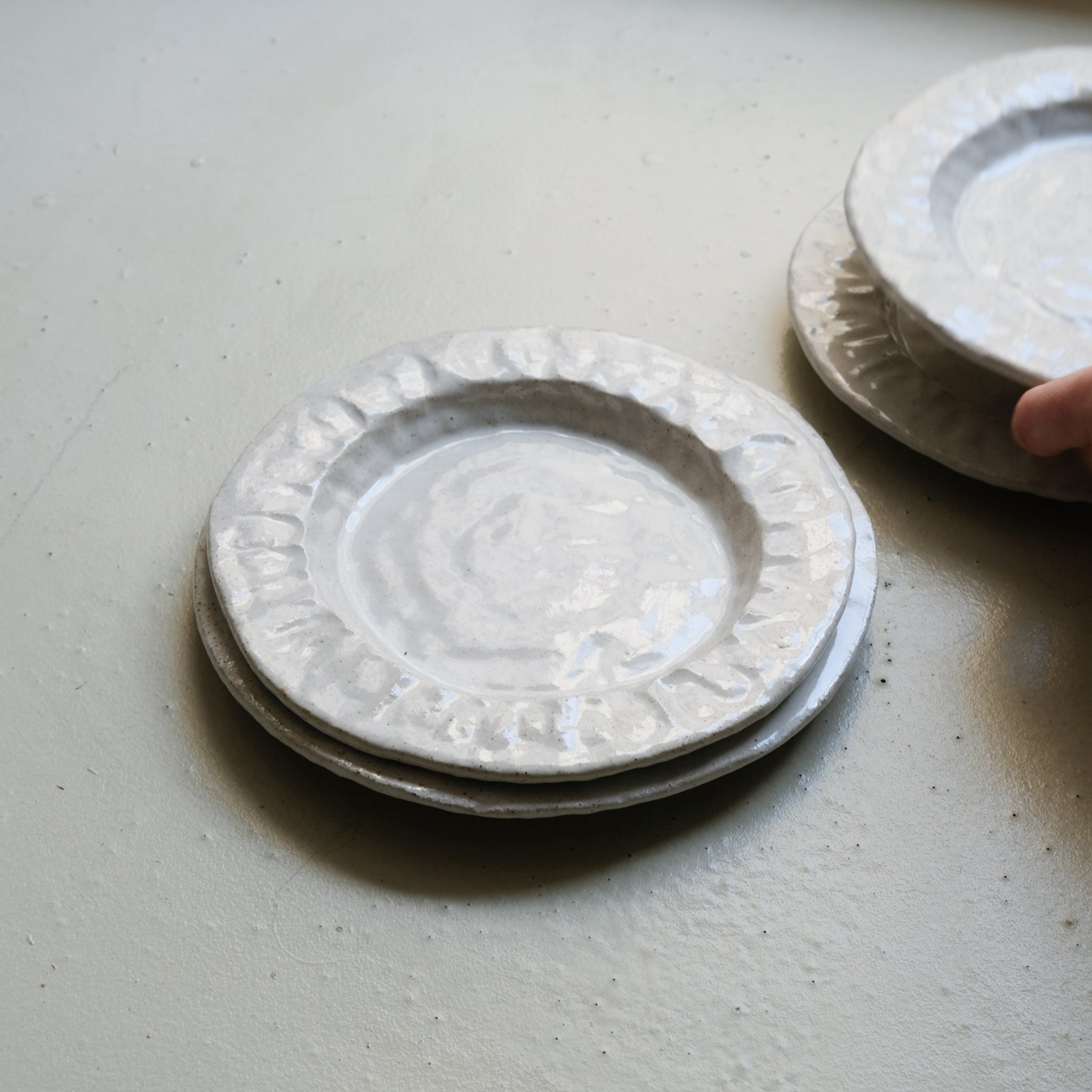Assiette en grès à rebords D 20cm- Blanc satiné chez Brutal Ceramics