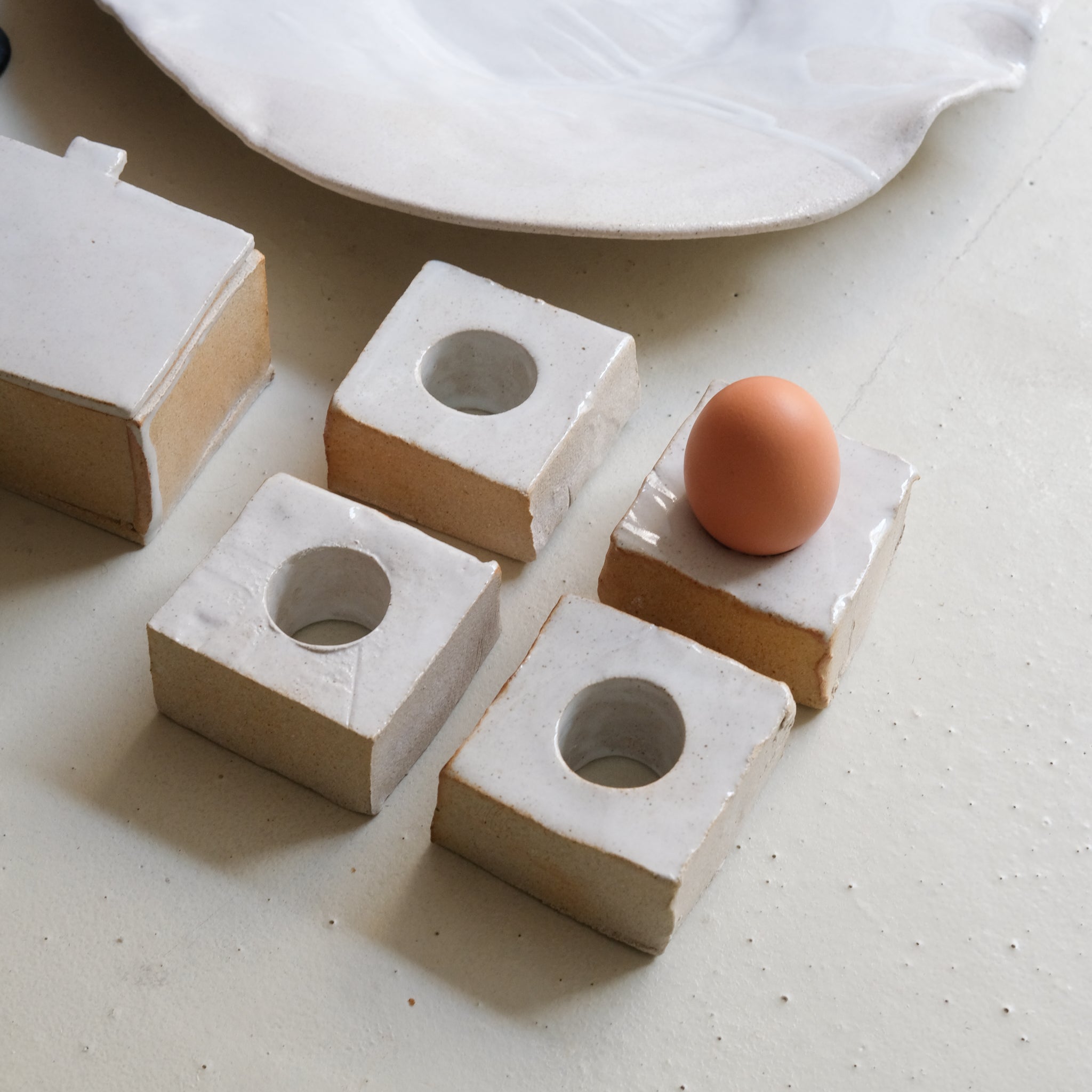 Coquetier "Cruet' en grès - Blanc satiné d'Estudio Vernis chez Brutal Ceramics