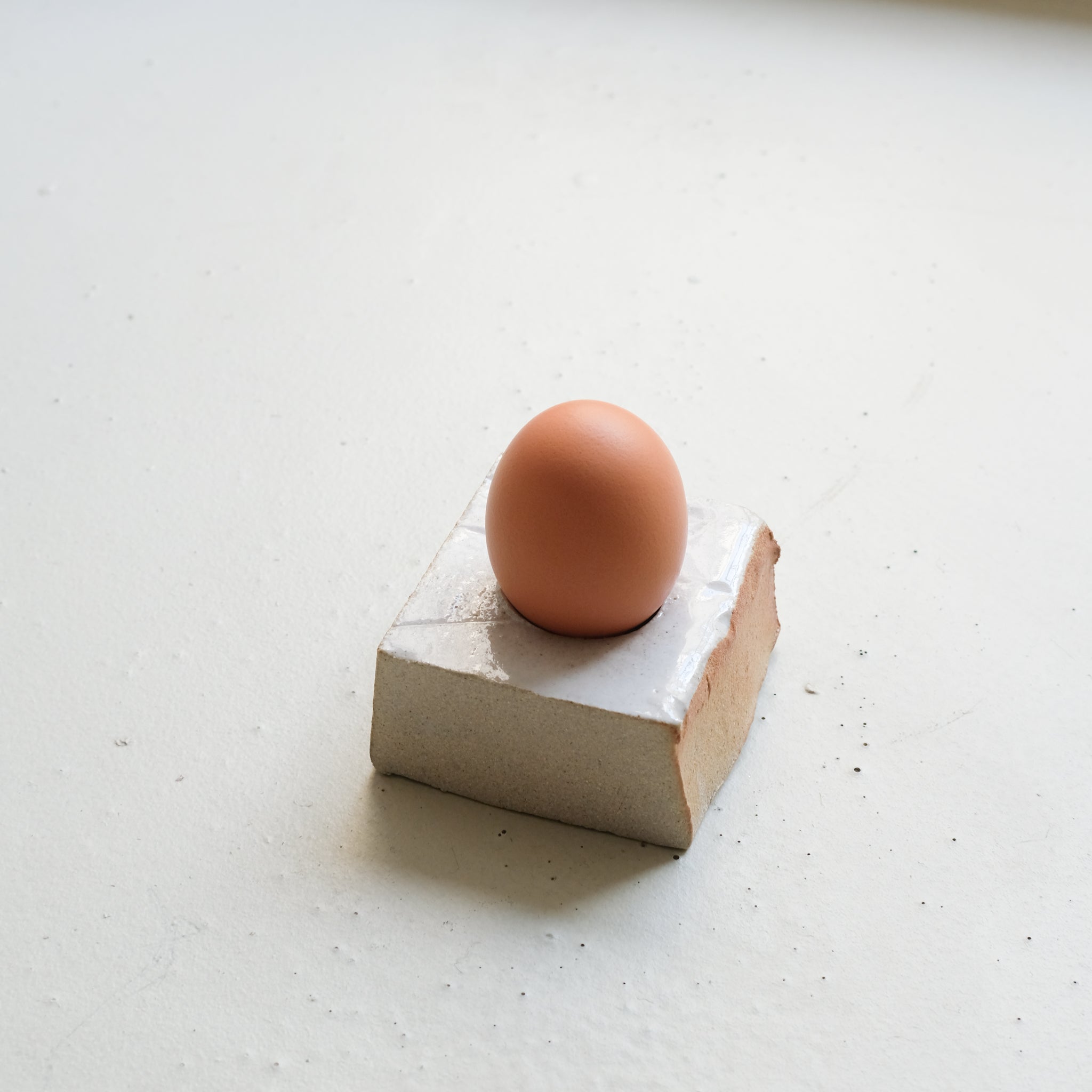 Coquetier "Cruet' en grès - Blanc satiné d'Estudio Vernis chez Brutal Ceramics