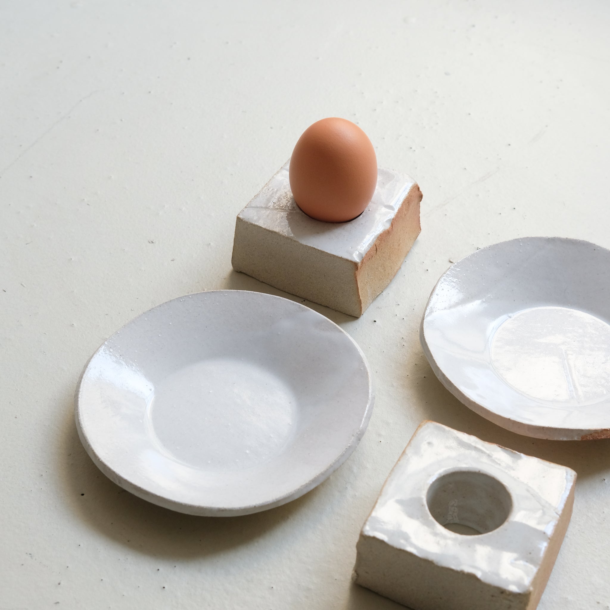 Coquetier "Cruet' en grès - Blanc satiné d'Estudio Vernis chez Brutal Ceramics