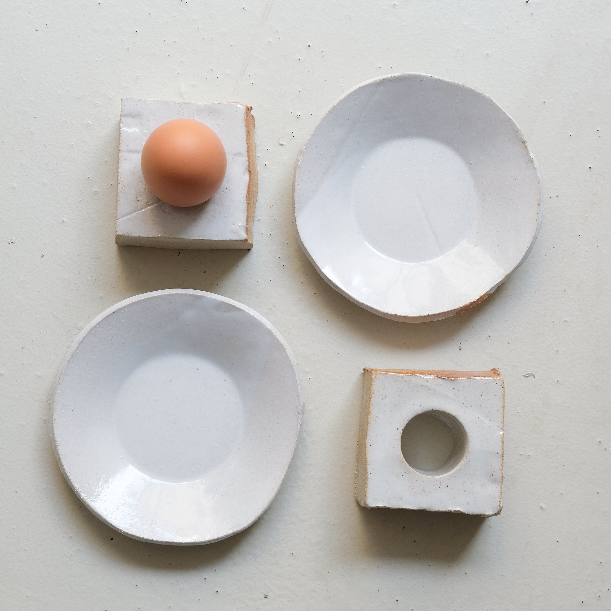 Coquetier "Cruet' en grès - Blanc satiné d'Estudio Vernis chez Brutal Ceramics