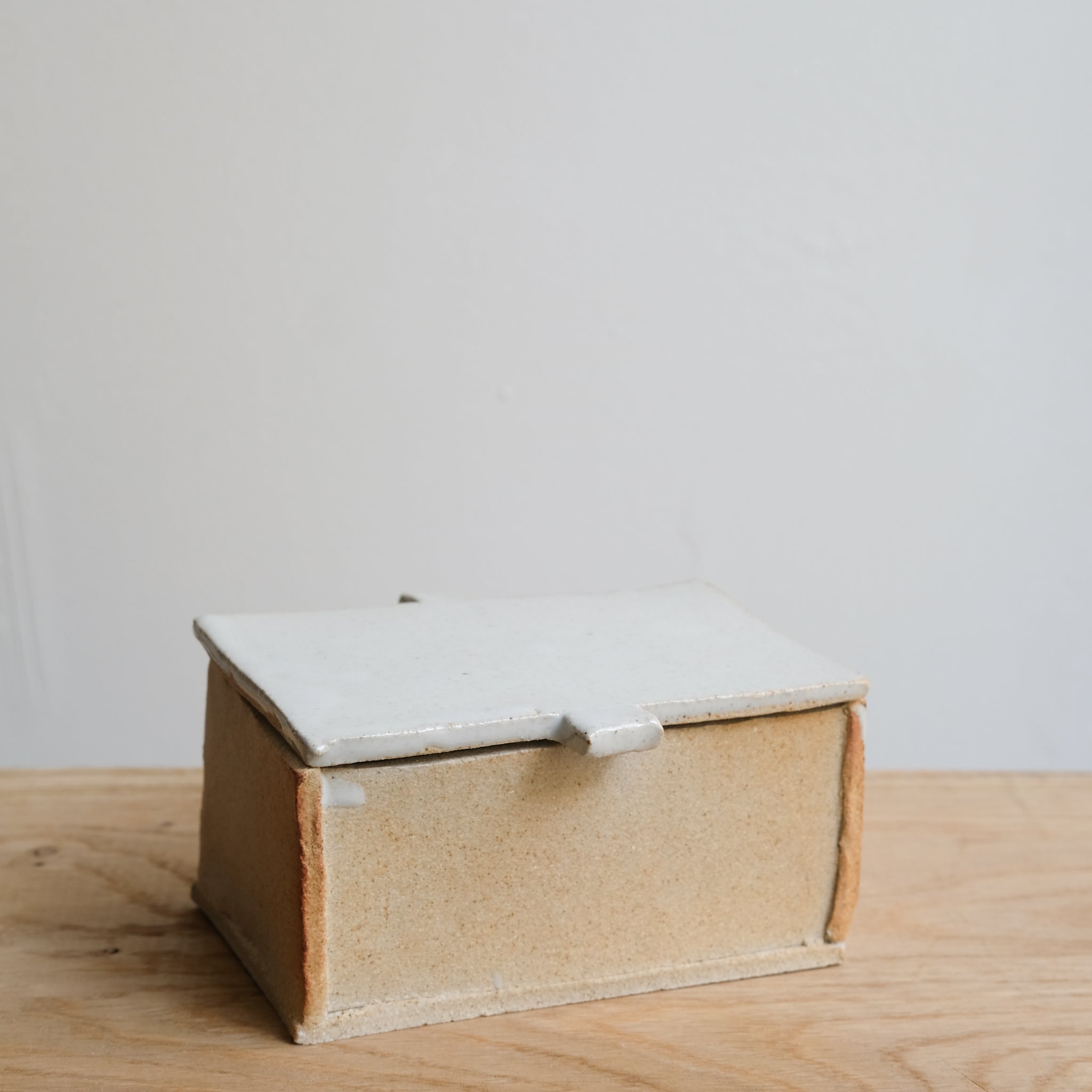 Beurrier "Manteca" en grès - Blanc satiné d'Estudio Vernis chez Brutal Ceramics