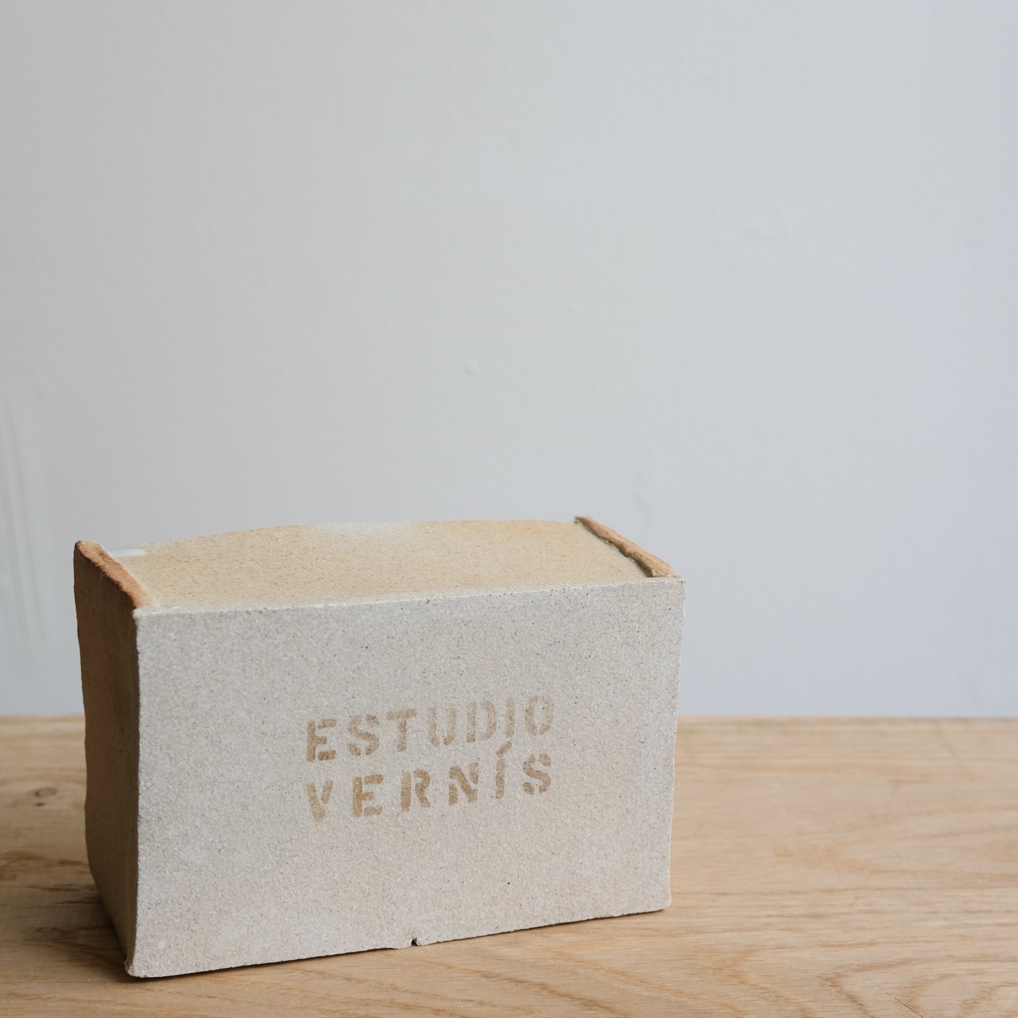 Beurrier "Manteca" en grès - Blanc satiné d'Estudio Vernis chez Brutal Ceramics