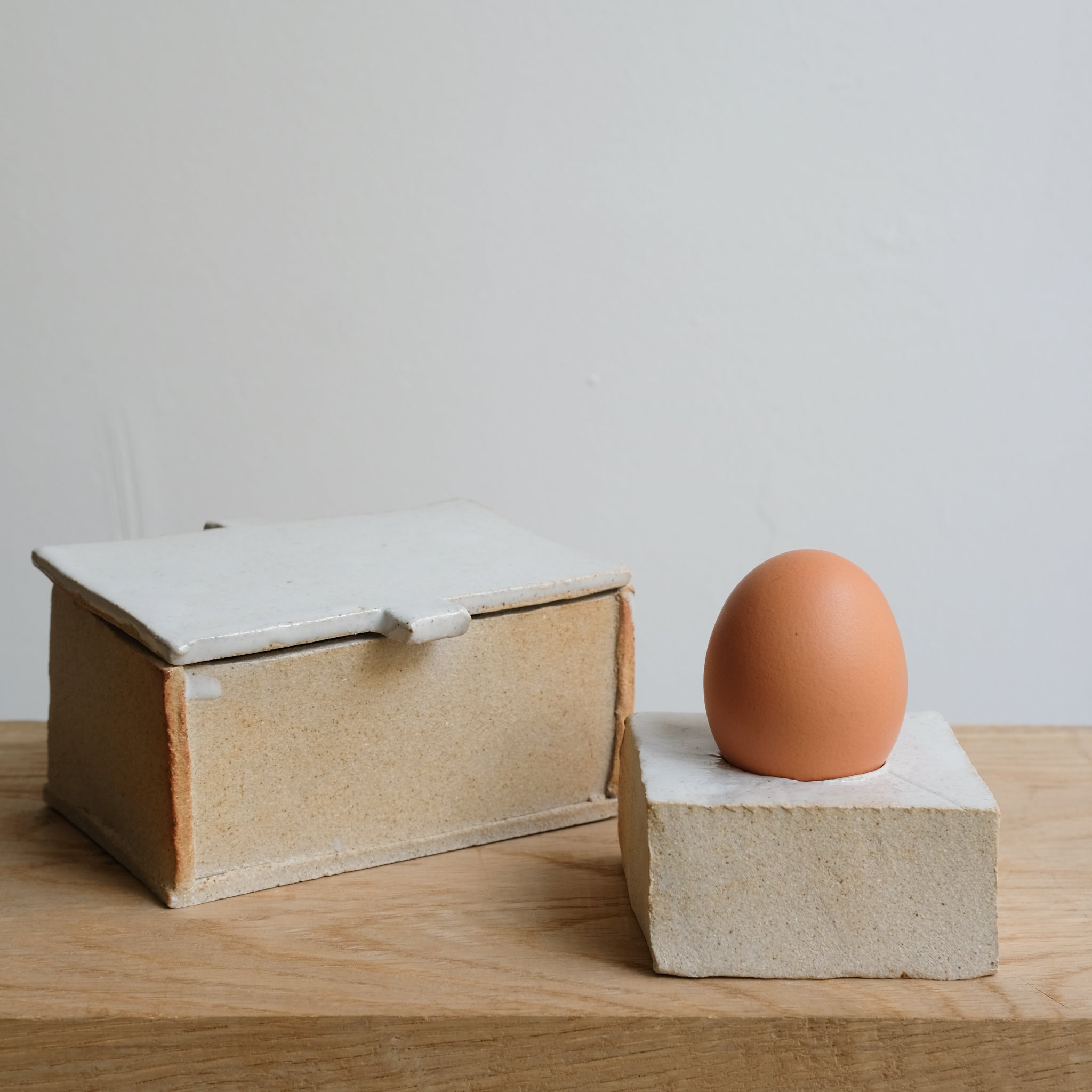 Beurrier "Manteca" en grès - Blanc satiné d'Estudio Vernis chez Brutal Ceramics