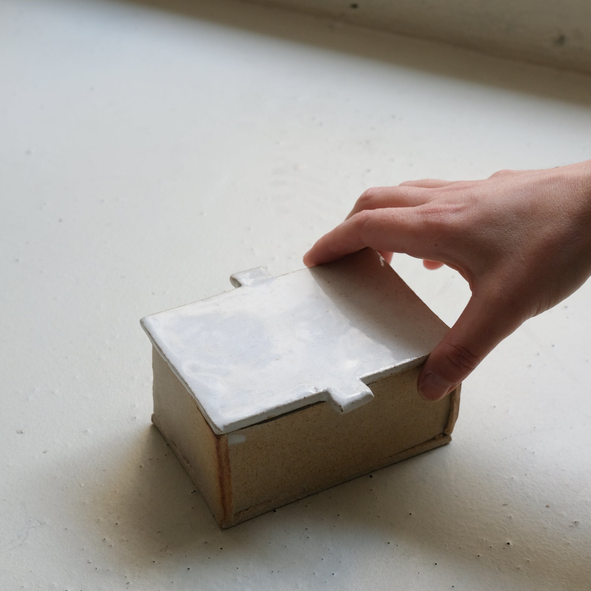 Beurrier "Manteca" en grès - Blanc satiné d'Estudio Vernis chez Brutal Ceramics