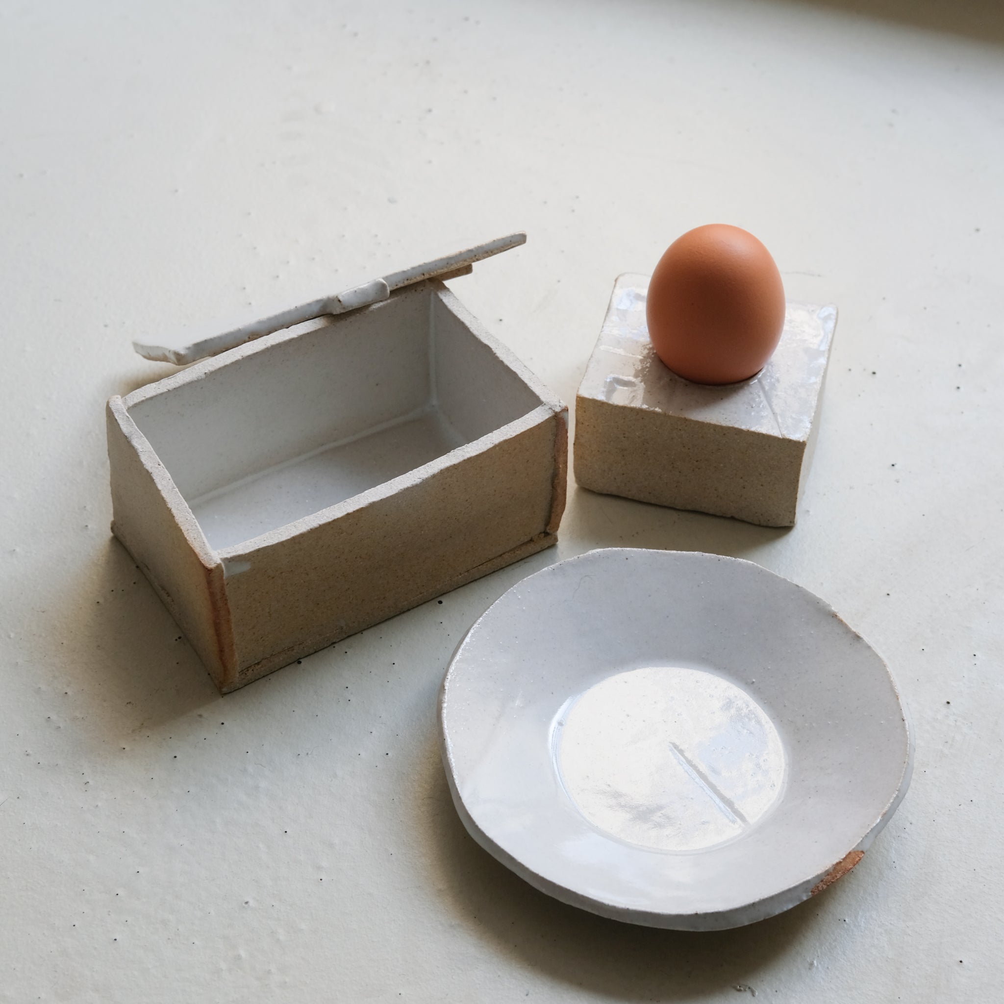 Assiette en grès D 14,5cm- Blanc satiné d'Estudio Vernis chez Brutal Ceramics