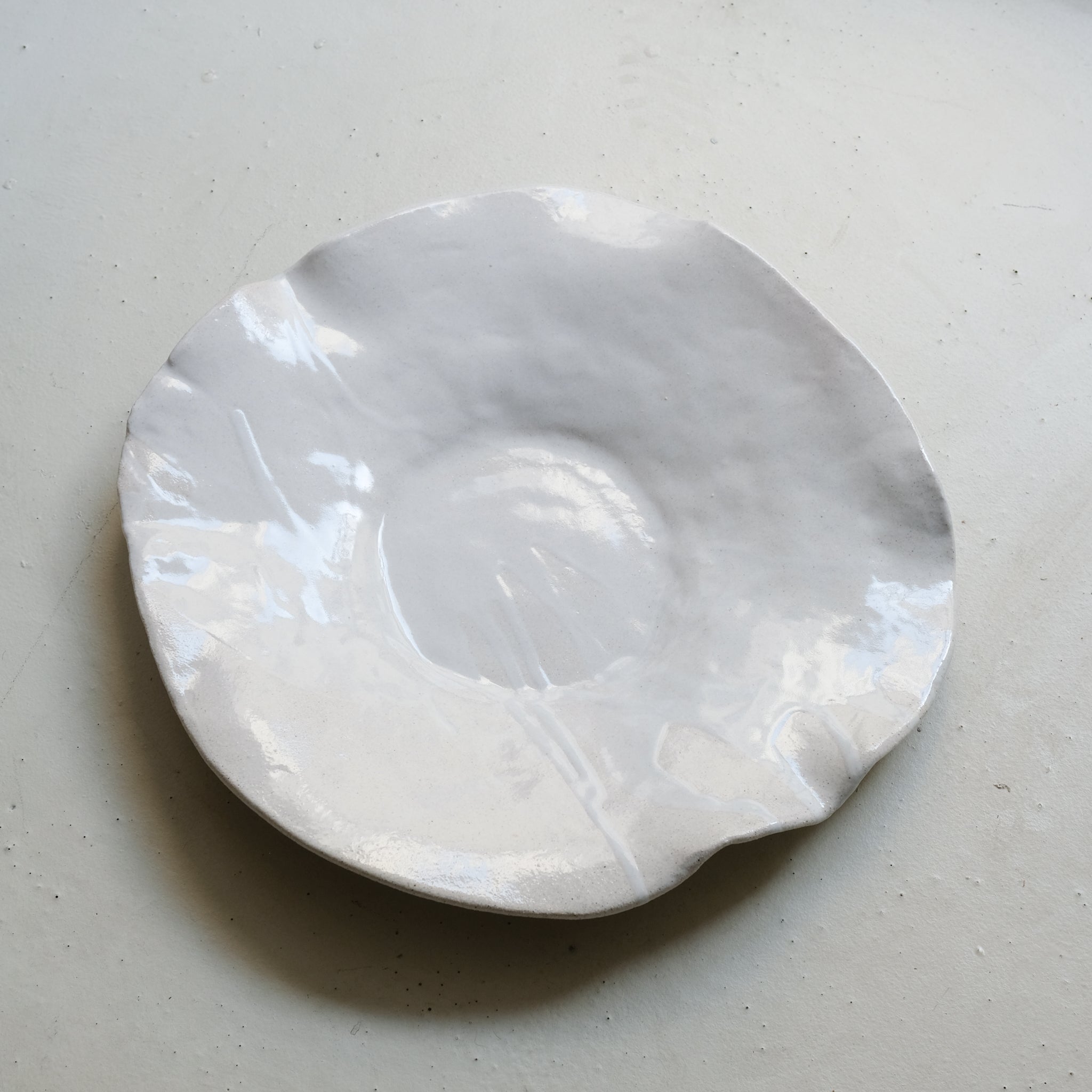 Plat en grès D 36cm- Blanc satiné de Estudio Vernis chez Brutal Ceramics