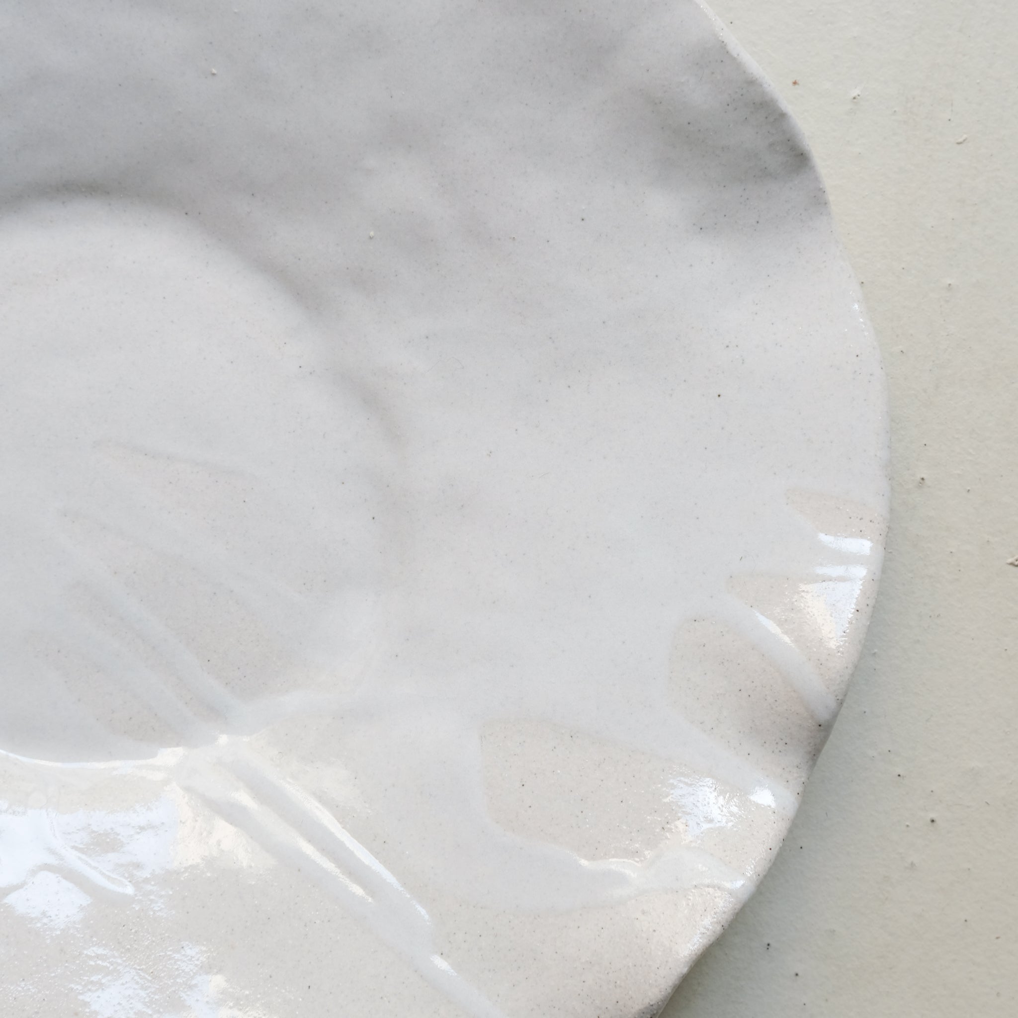 Plat en grès D 36cm- Blanc satiné de Estudio Vernis chez Brutal Ceramics