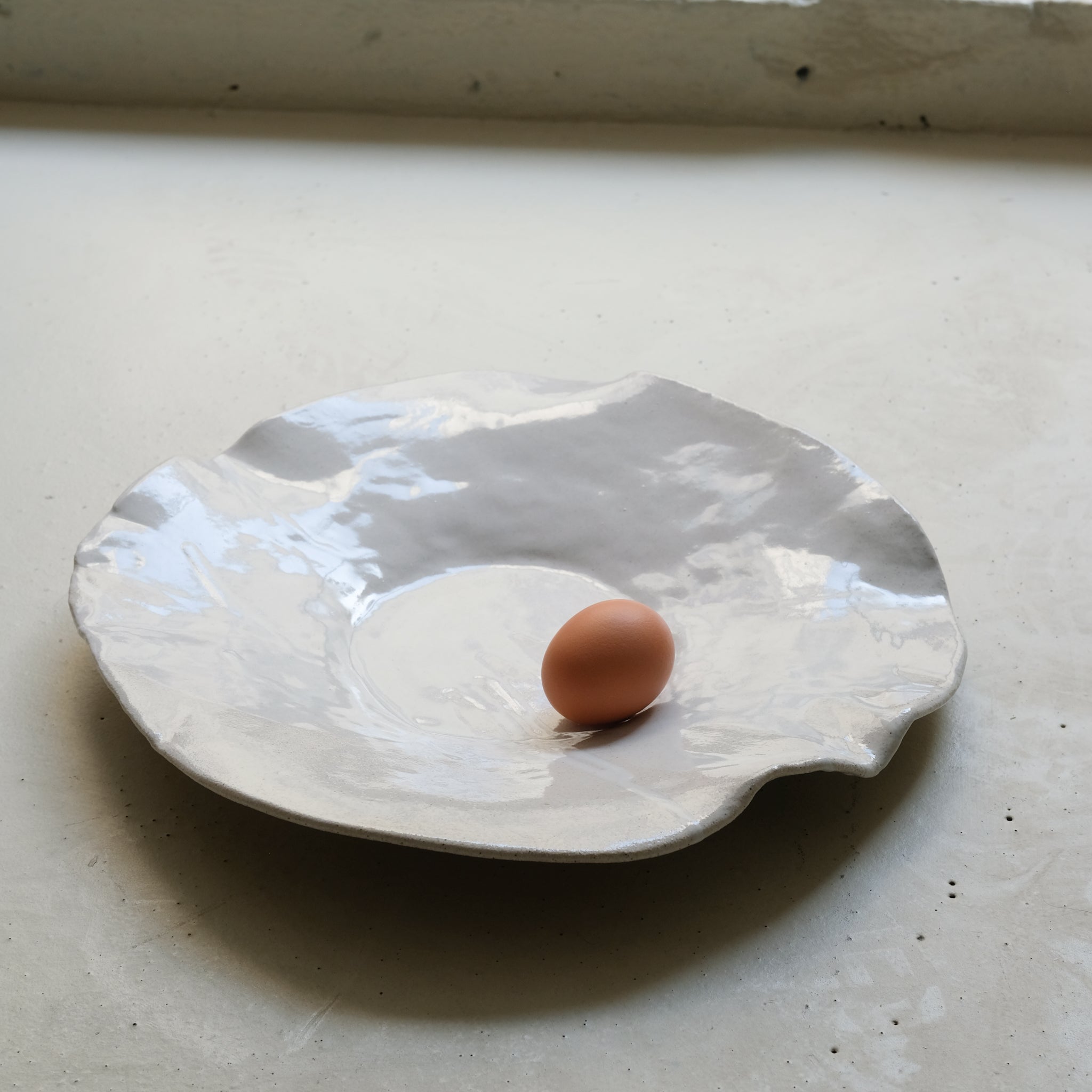 Plat en grès D 36cm- Blanc satiné de Estudio Vernis chez Brutal Ceramics