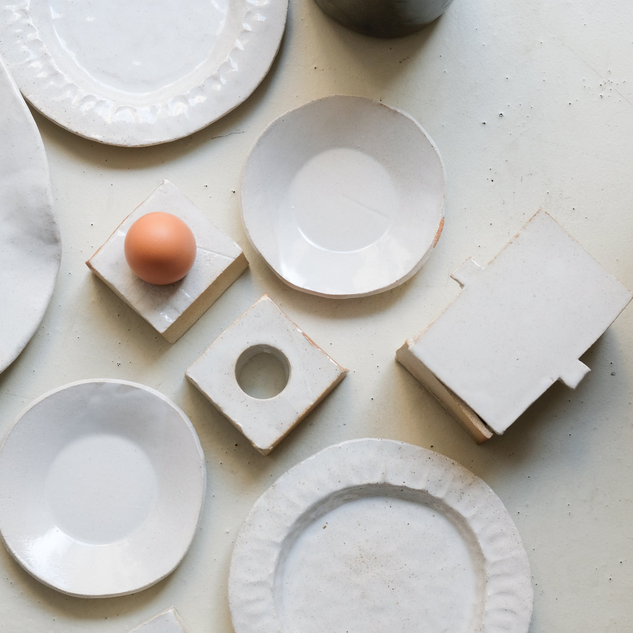 Coquetier "Cruet' en grès - Blanc satiné d'Estudio Vernis chez Brutal Ceramics