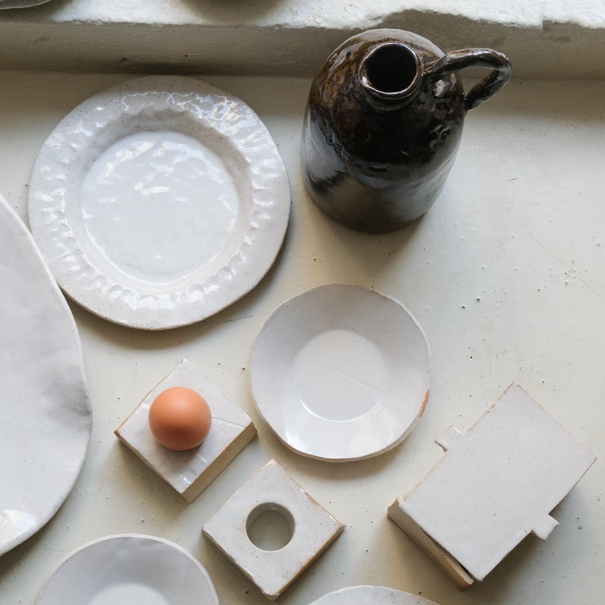 Assiette en grès à rebords D 20cm- Blanc satiné chez Brutal Ceramics