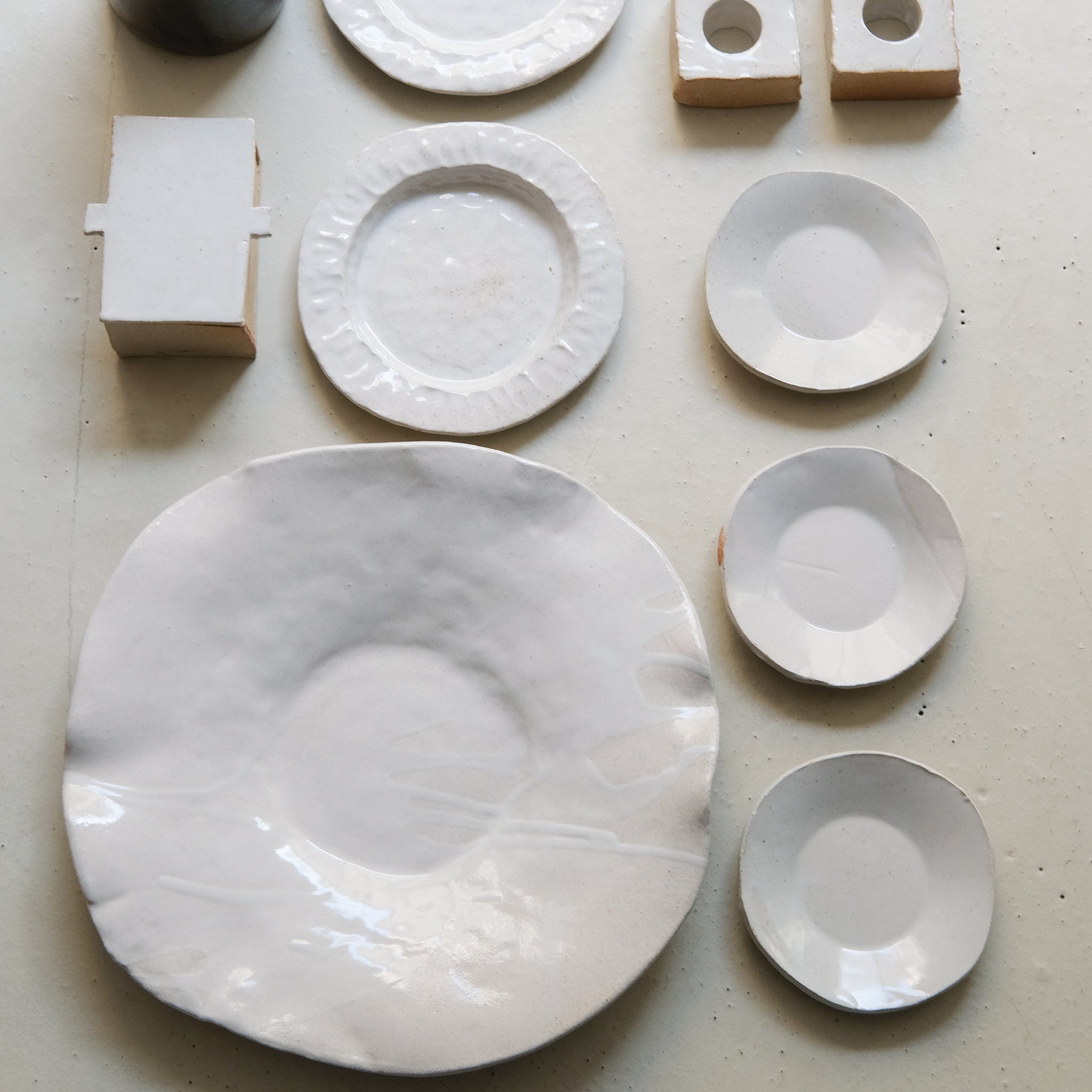 Assiette en grès à rebords D 20cm- Blanc satiné chez Brutal Ceramics