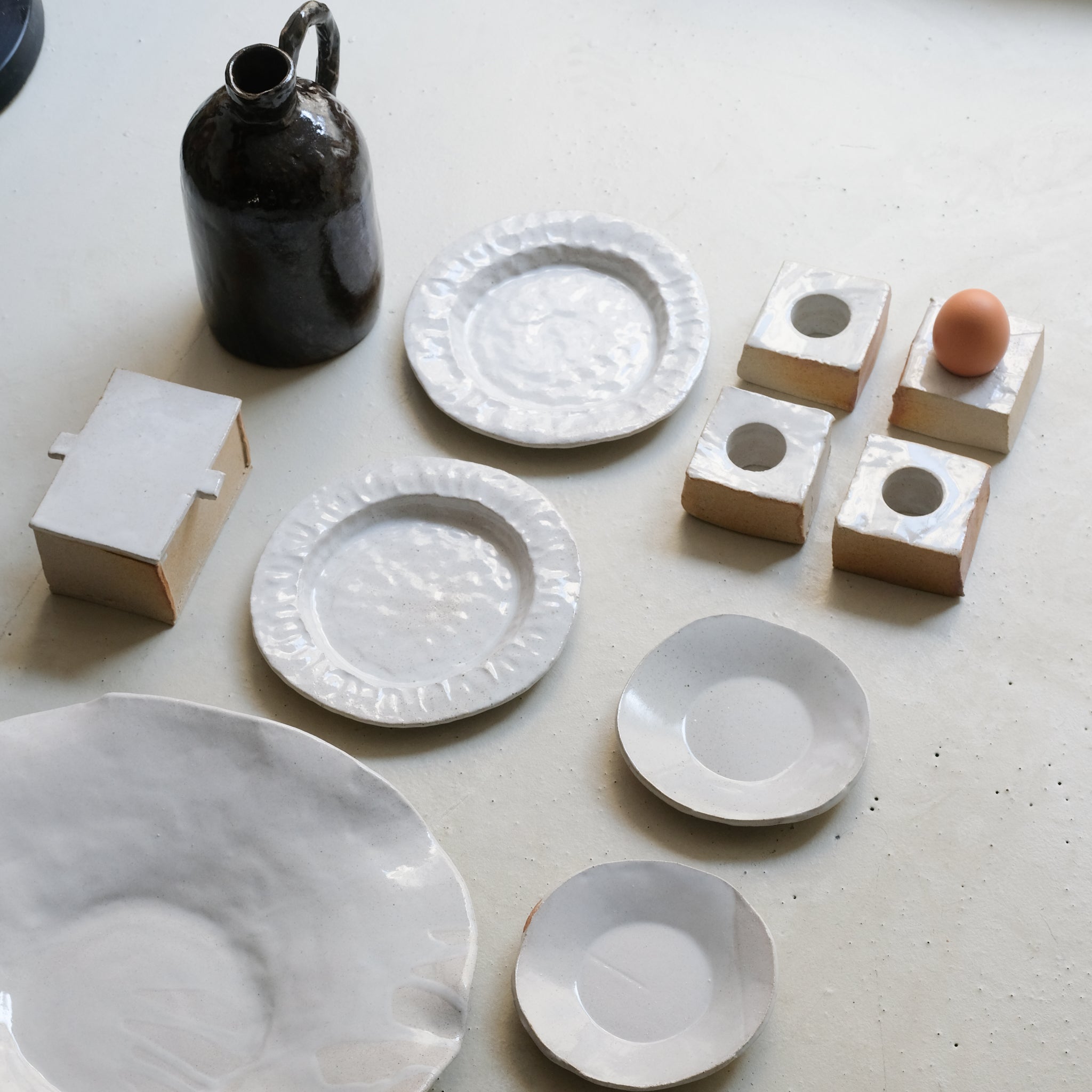 Coquetier "Cruet' en grès - Blanc satiné d'Estudio Vernis chez Brutal Ceramics