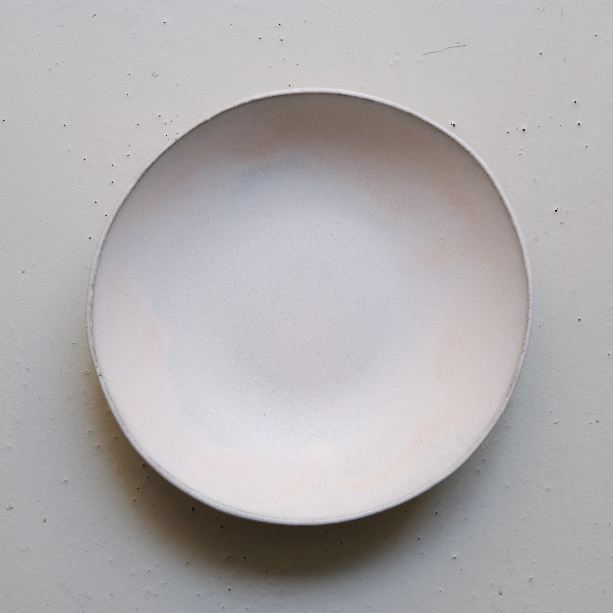 Assiette creuse en grès D 23,5cm - Rose d'Hortense Montarnal chez Brutal Ceramics