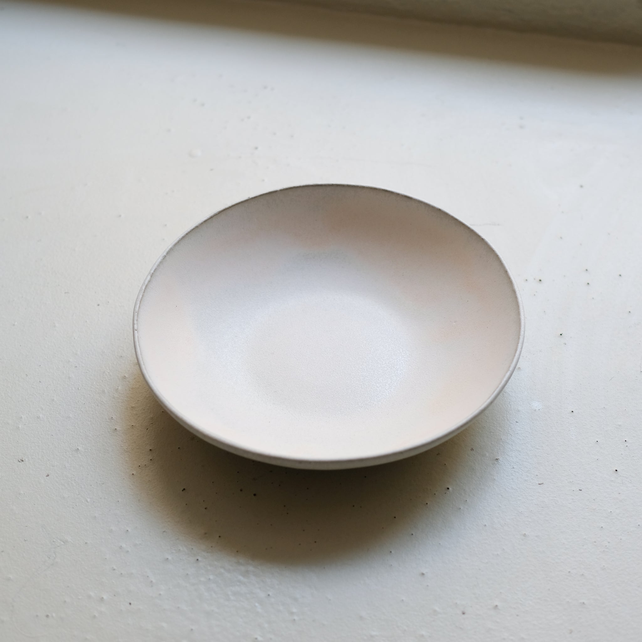 Assiette creuse en grès D 23,5cm - Rose d'Hortense Montarnal chez Brutal Ceramics