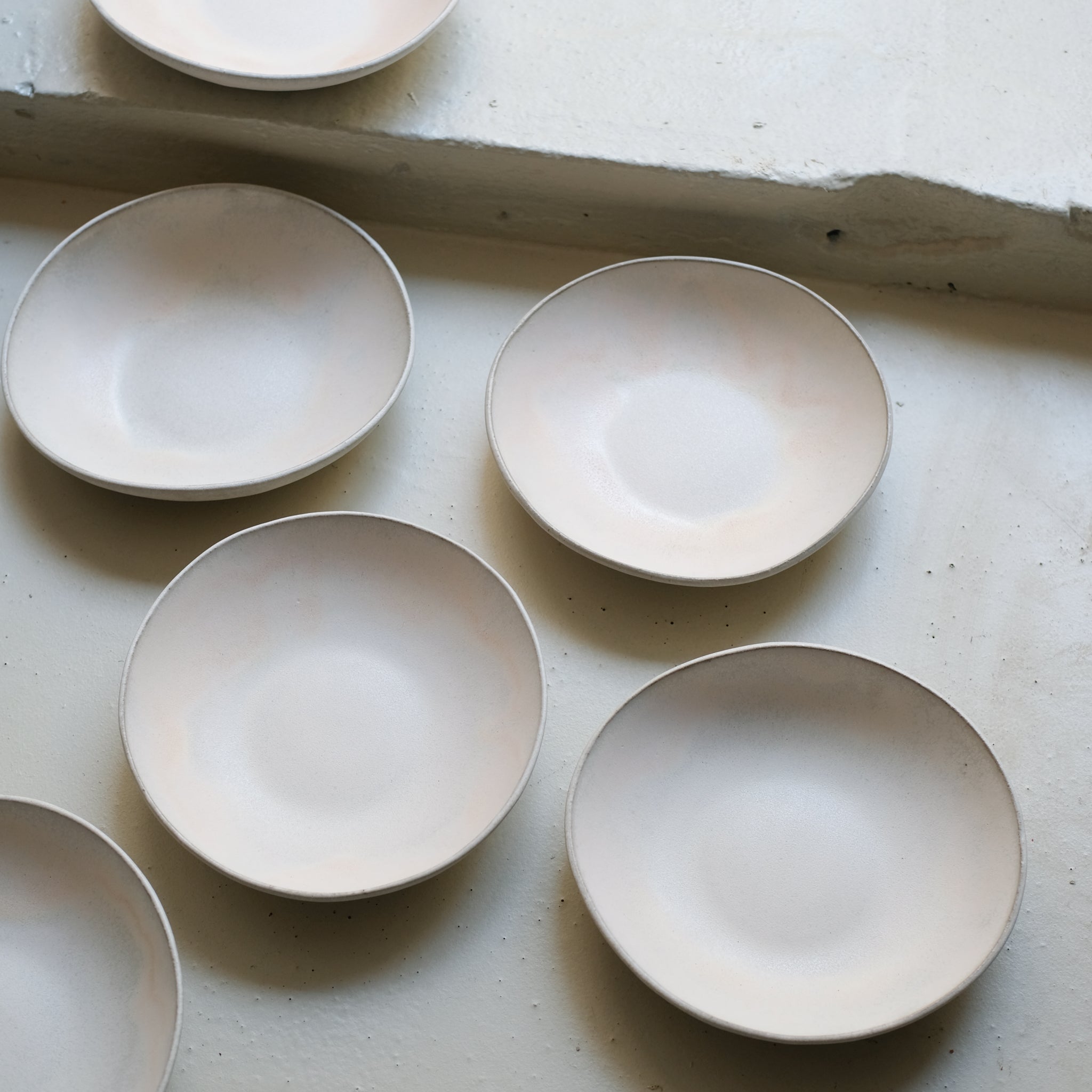 Assiette creuse en grès D 23,5cm - Rose d'Hortense Montarnal chez Brutal Ceramics