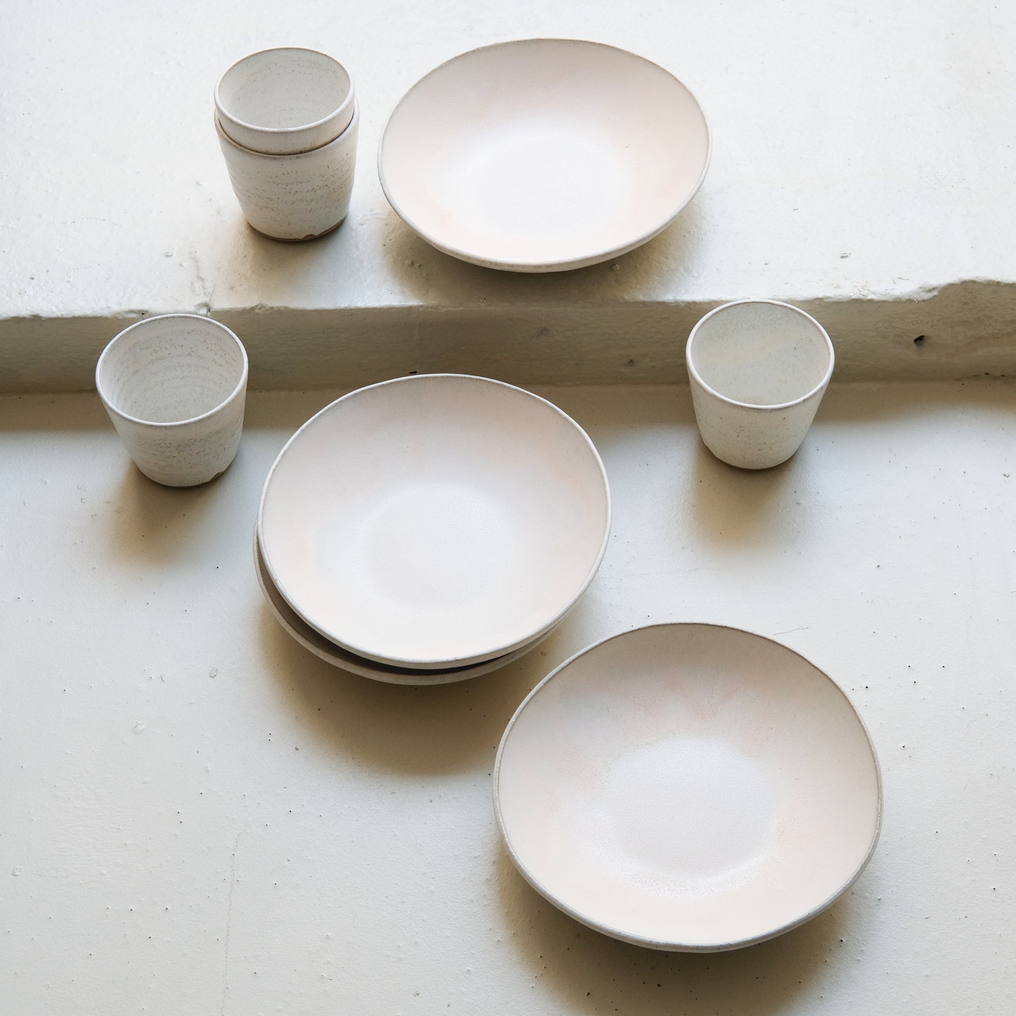 Assiette creuse en grès D 23,5cm - Rose d'Hortense Montarnal chez Brutal Ceramics
