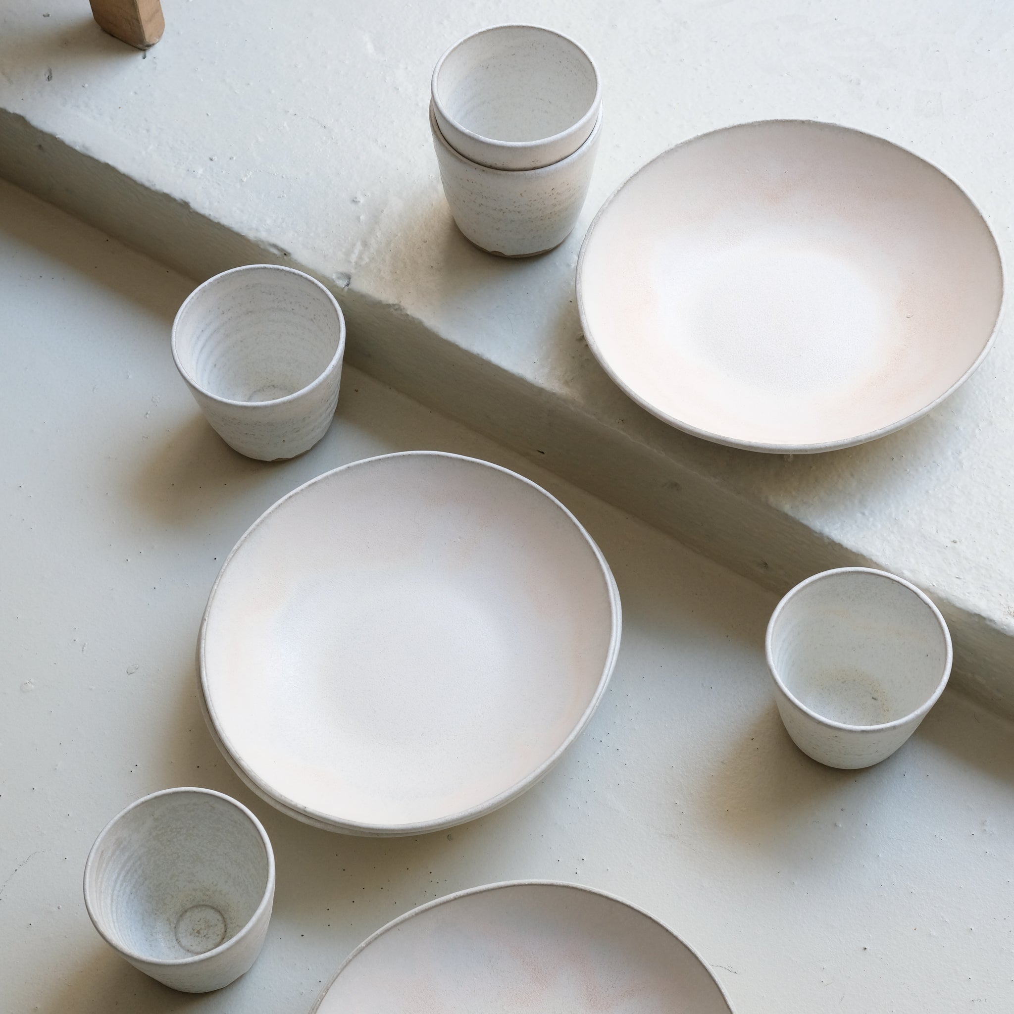 Assiette creuse en grès D 23,5cm - Rose d'Hortense Montarnal chez Brutal Ceramics