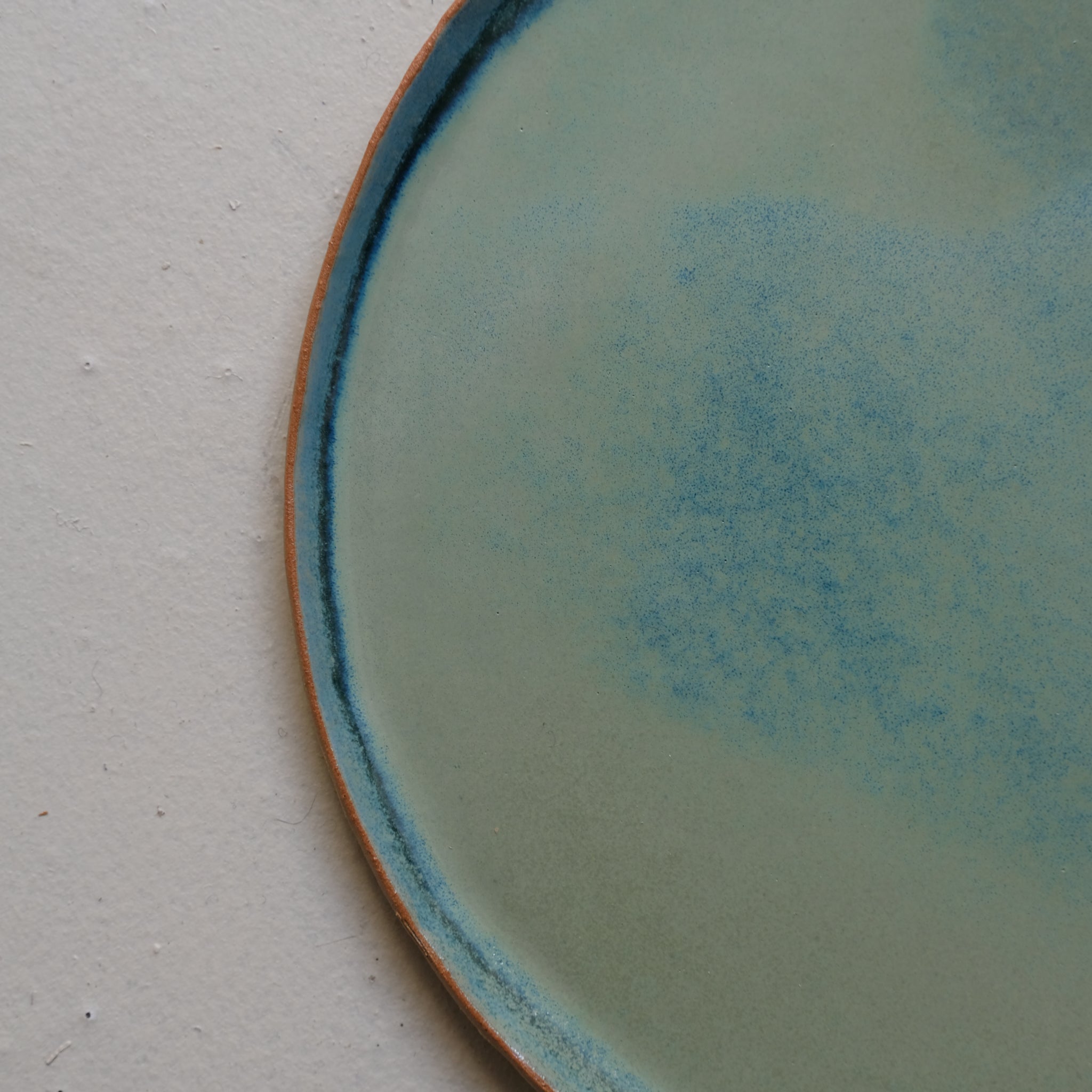 Assiette en grès D 24cm - vert prairie par Lucie Faucon chez Brutal Ceramics