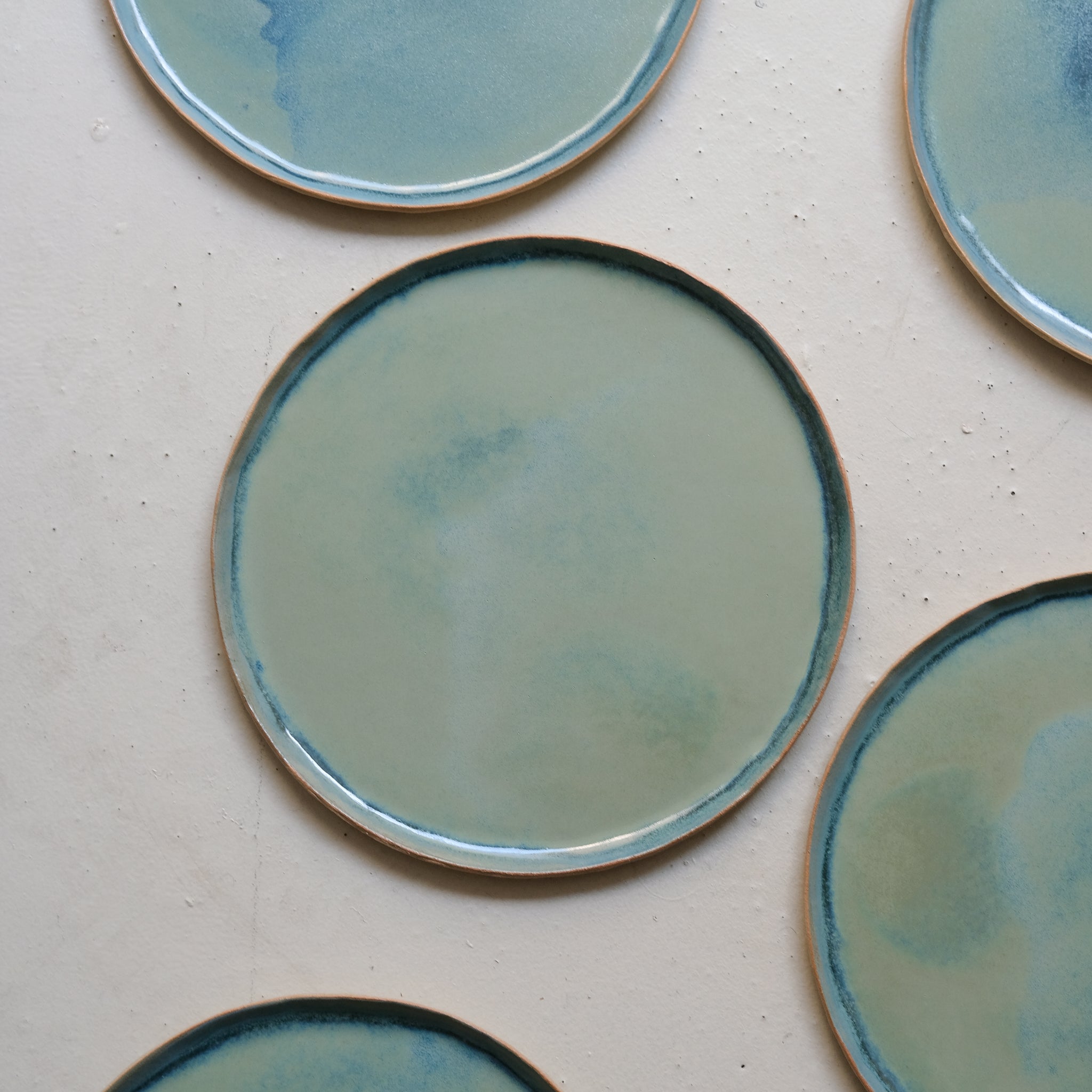 Assiette en grès D 24cm - vert prairie par Lucie Faucon chez Brutal Ceramics