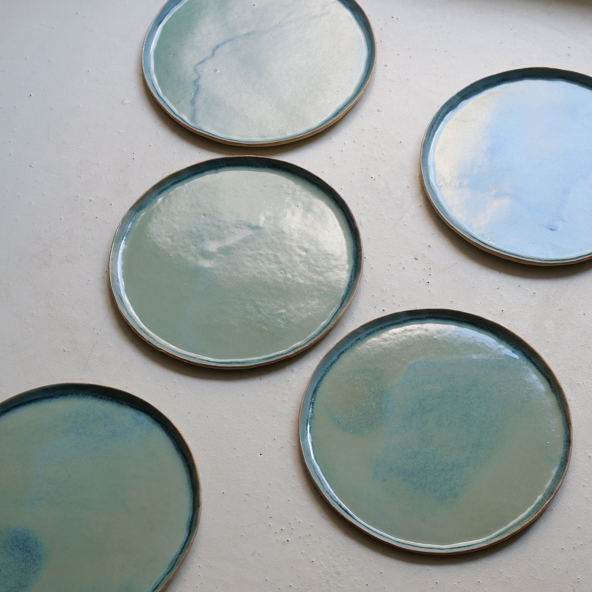 Assiette en grès D 24cm - vert prairie par Lucie Faucon chez Brutal Ceramics