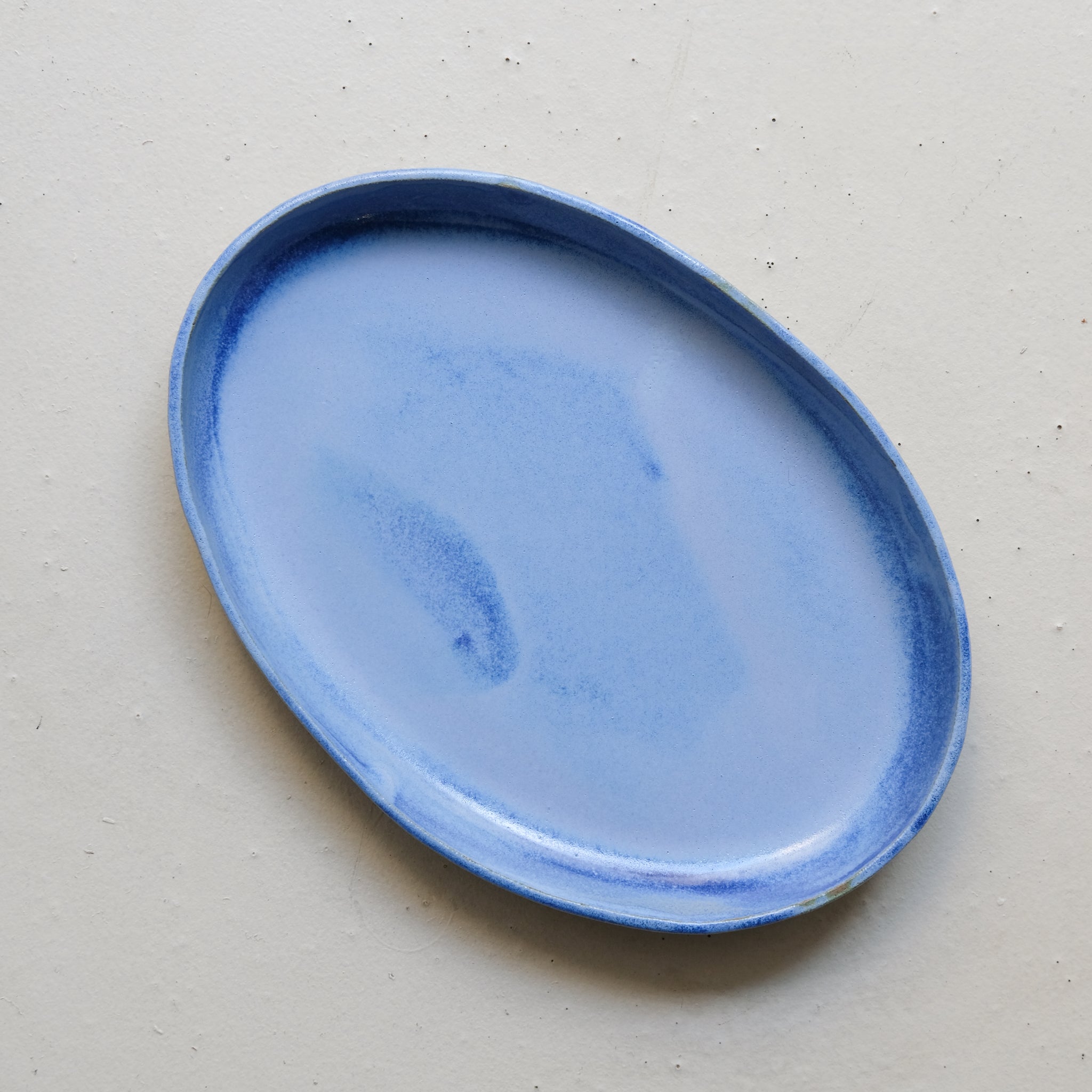 Plat en grès L 25,5cm - bleu outremer par Lucie Faucon chez Brutal Ceramics