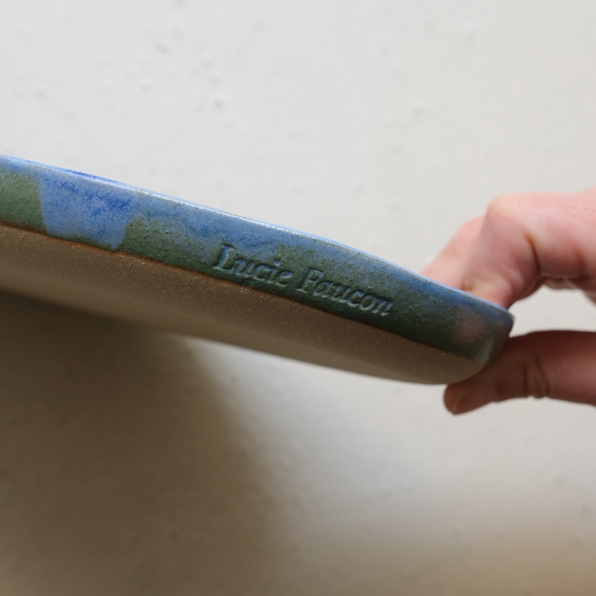 Plat en grès L 25,5cm - bleu outremer par Lucie Faucon chez Brutal Ceramics