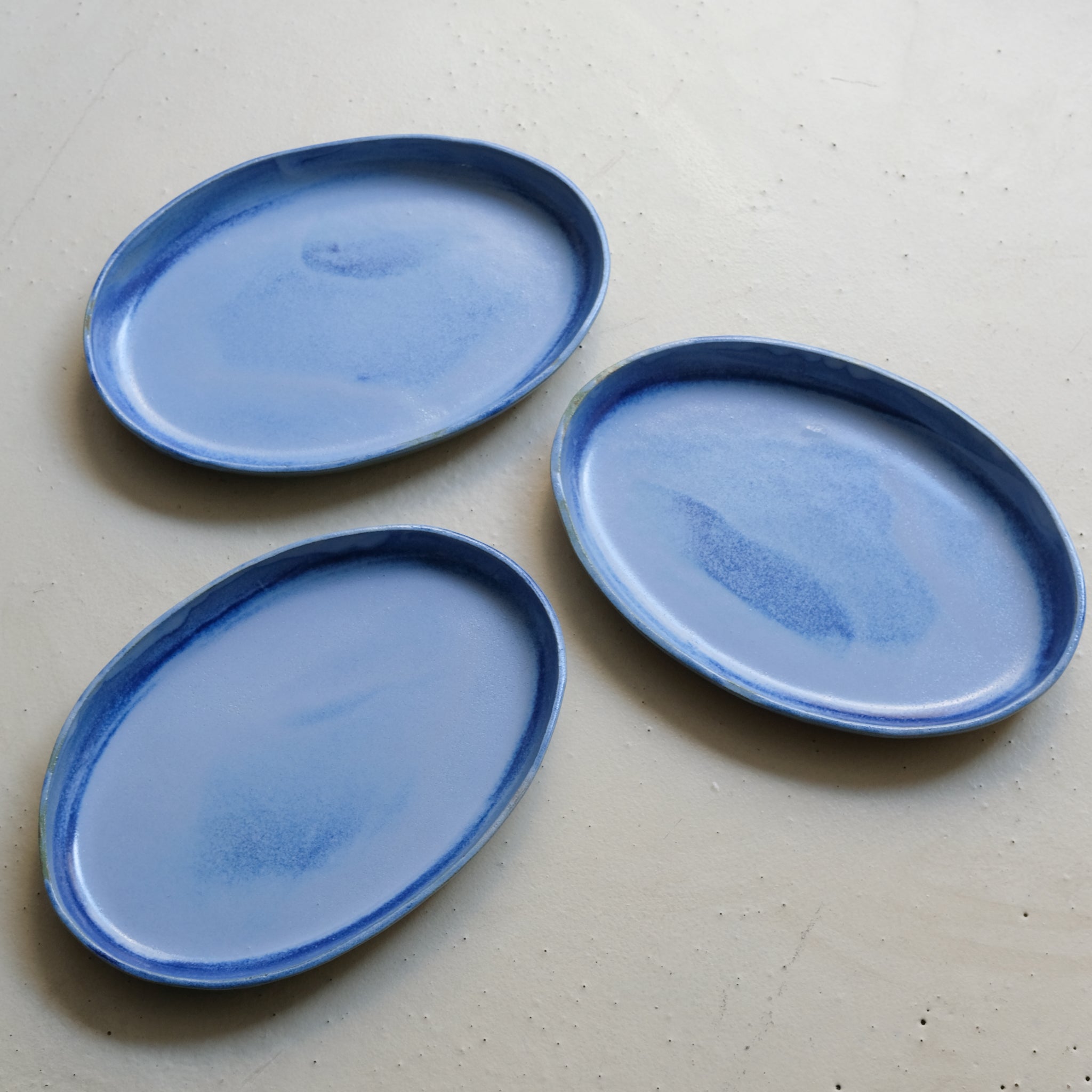 Plat en grès L 25,5cm - bleu outremer par Lucie Faucon chez Brutal Ceramics