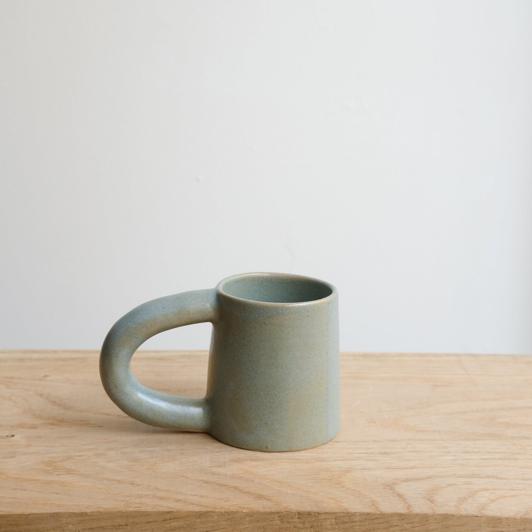 Mug en grès 90 ml - vert menthe par Lucie Faucon chez Brutal Ceramics