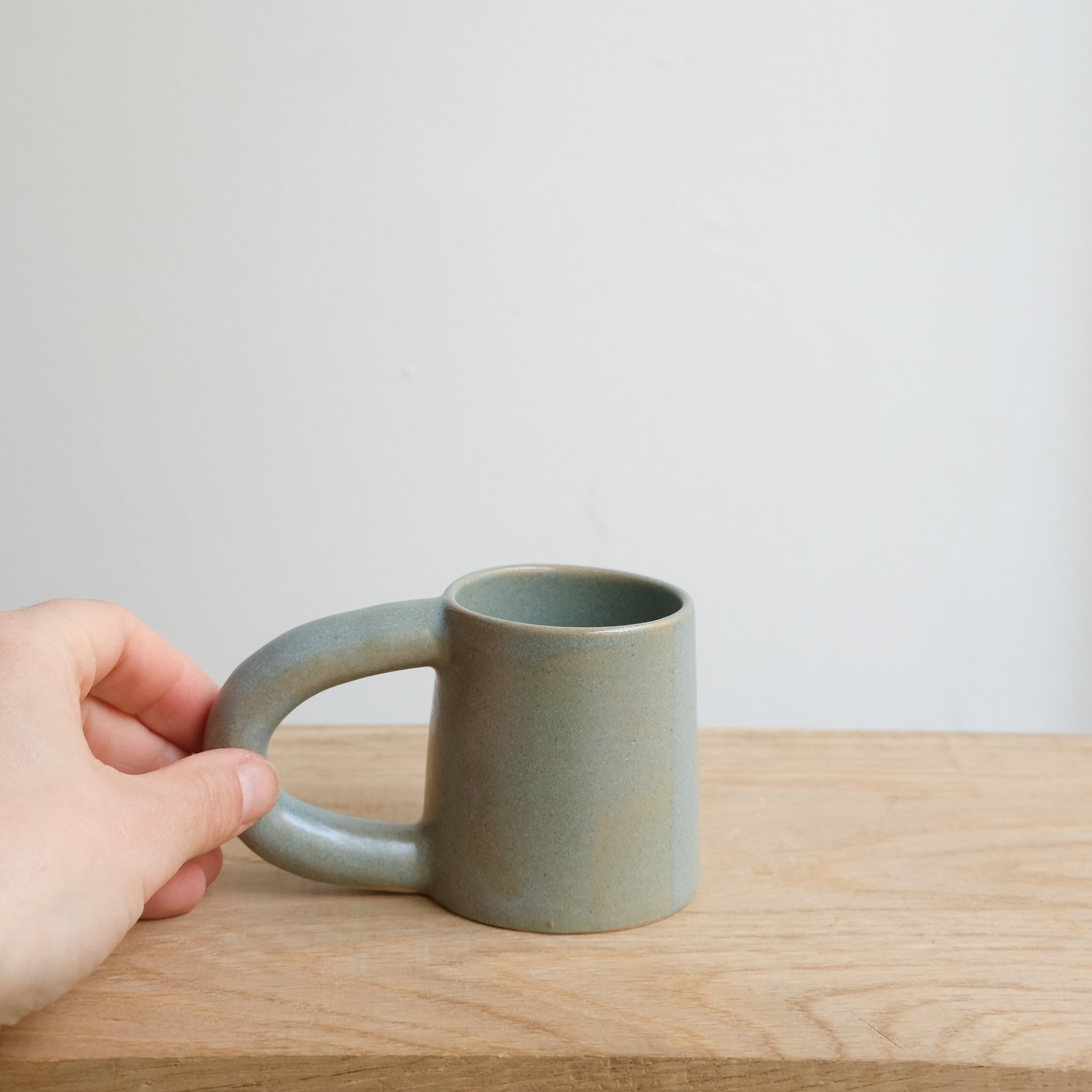 Mug en grès 90 ml - vert menthe par Lucie Faucon chez Brutal Ceramics