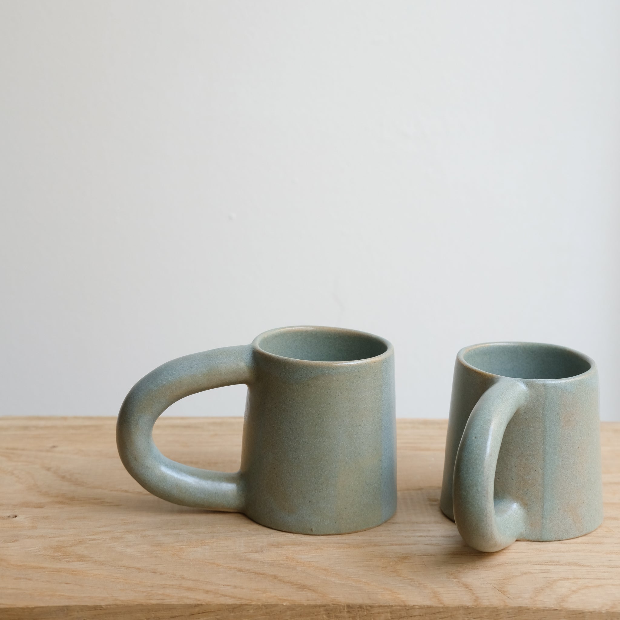 Mug en grès 90 ml - vert menthe par Lucie Faucon chez Brutal Ceramics