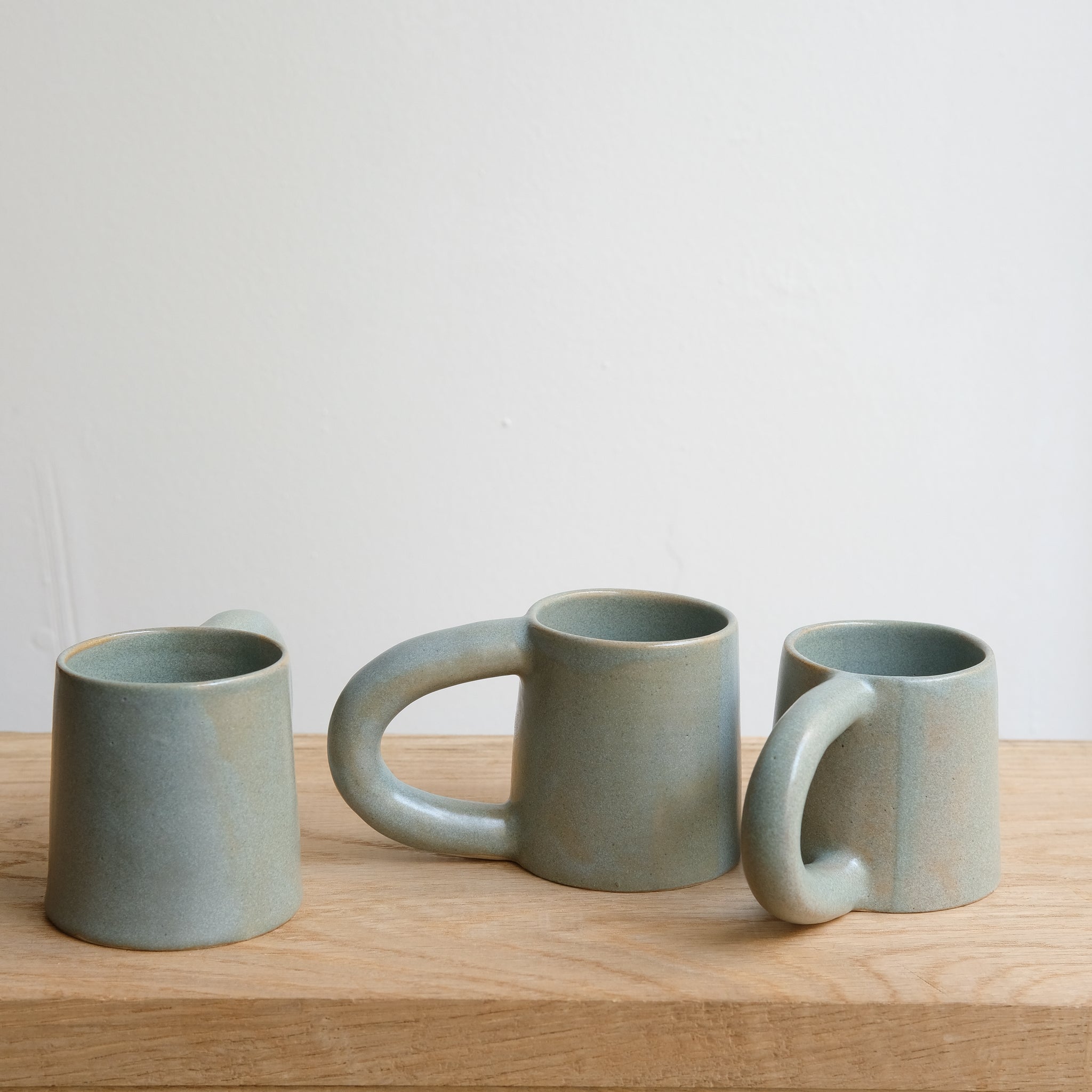 Mug en grès 90 ml - vert menthe par Lucie Faucon chez Brutal Ceramics