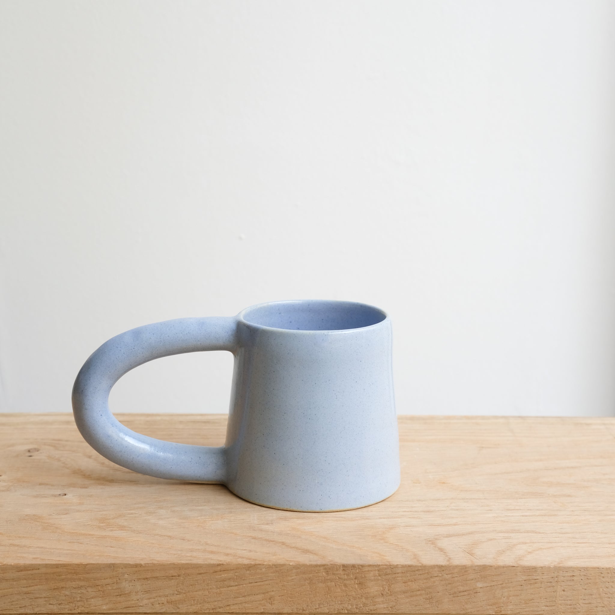 Mug en grès 250ml, bleu ciel par Lucie Faucon chez Brutal Ceramics