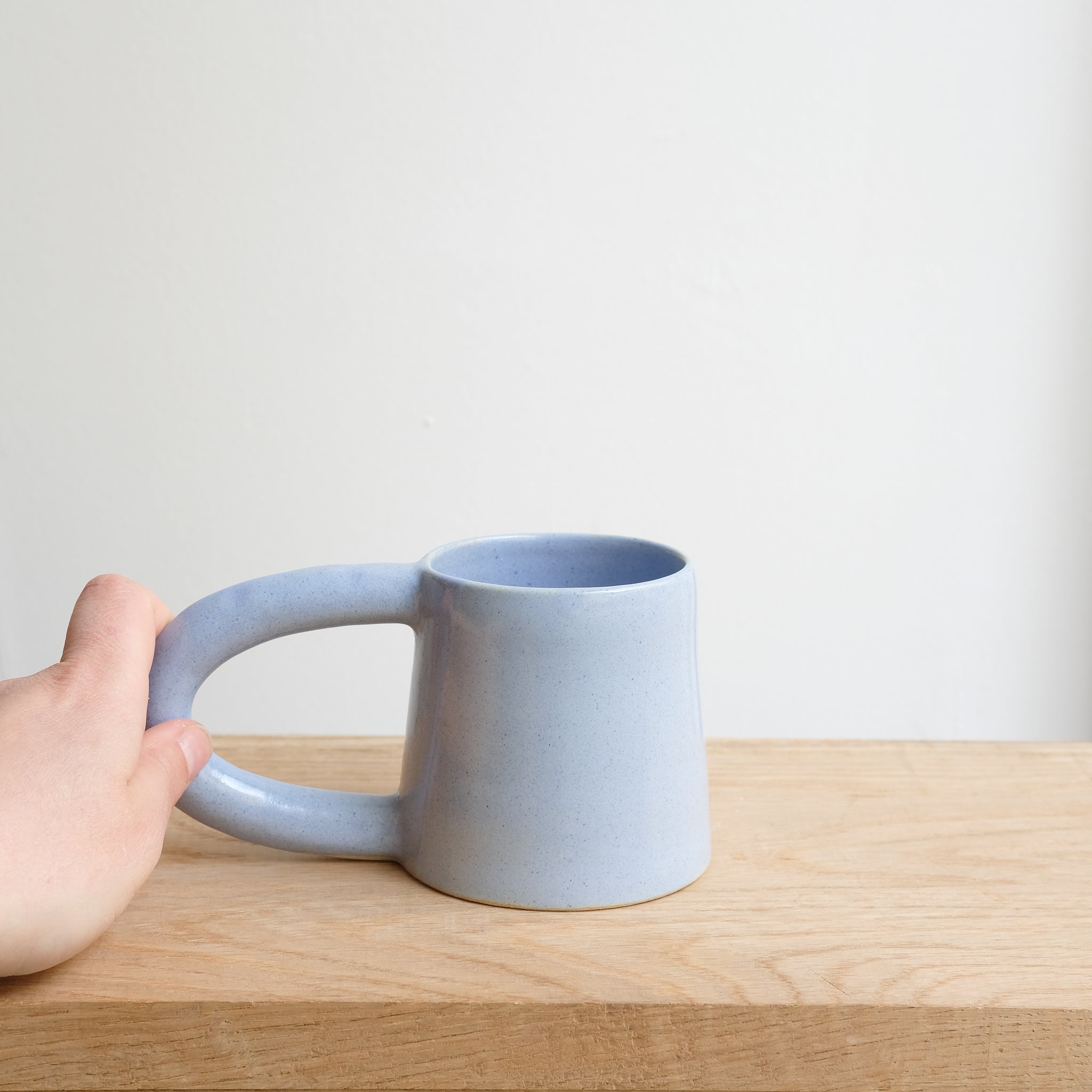 Mug en grès 250ml, bleu ciel par Lucie Faucon chez Brutal Ceramics