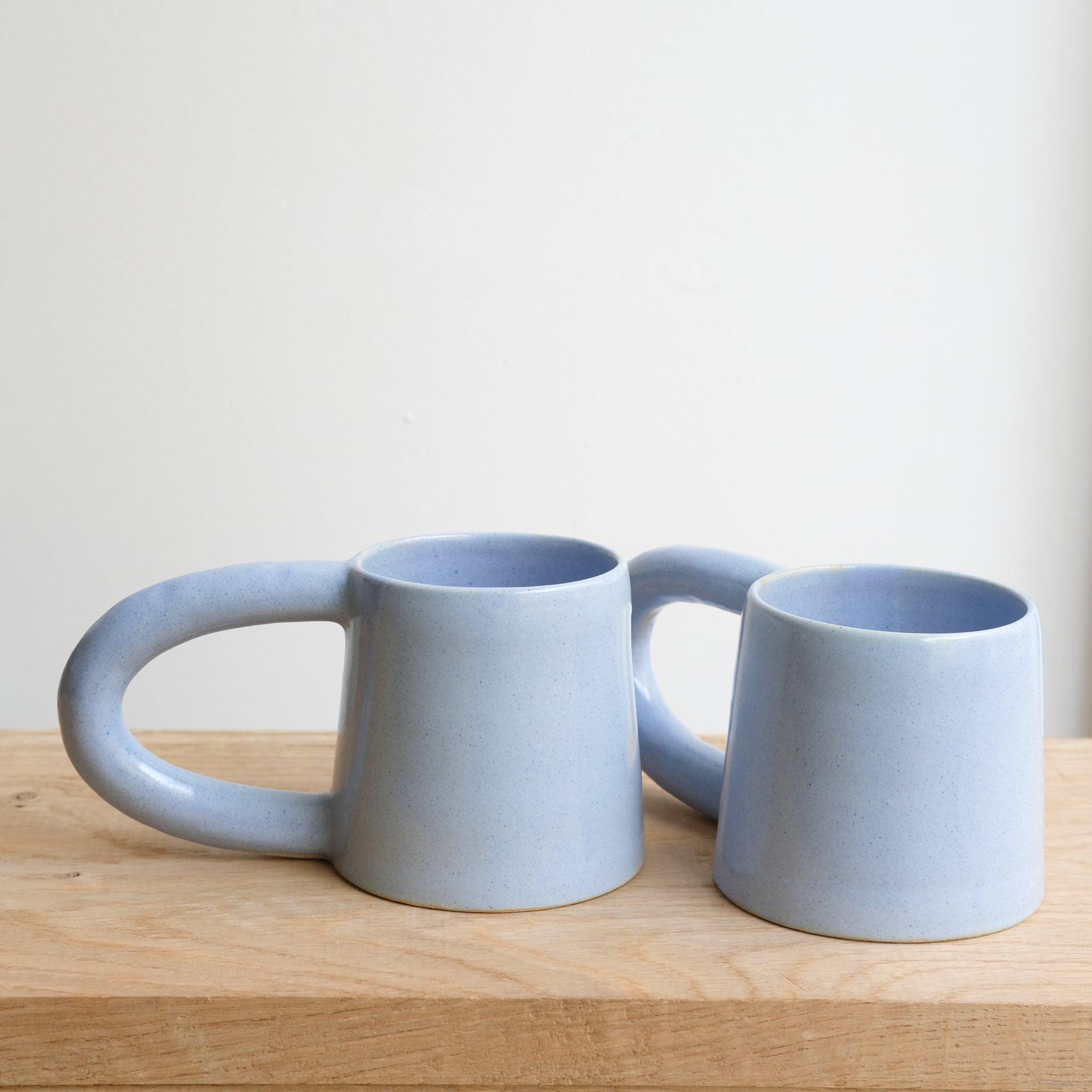 Mug en grès 250ml, bleu ciel par Lucie Faucon chez Brutal Ceramics
