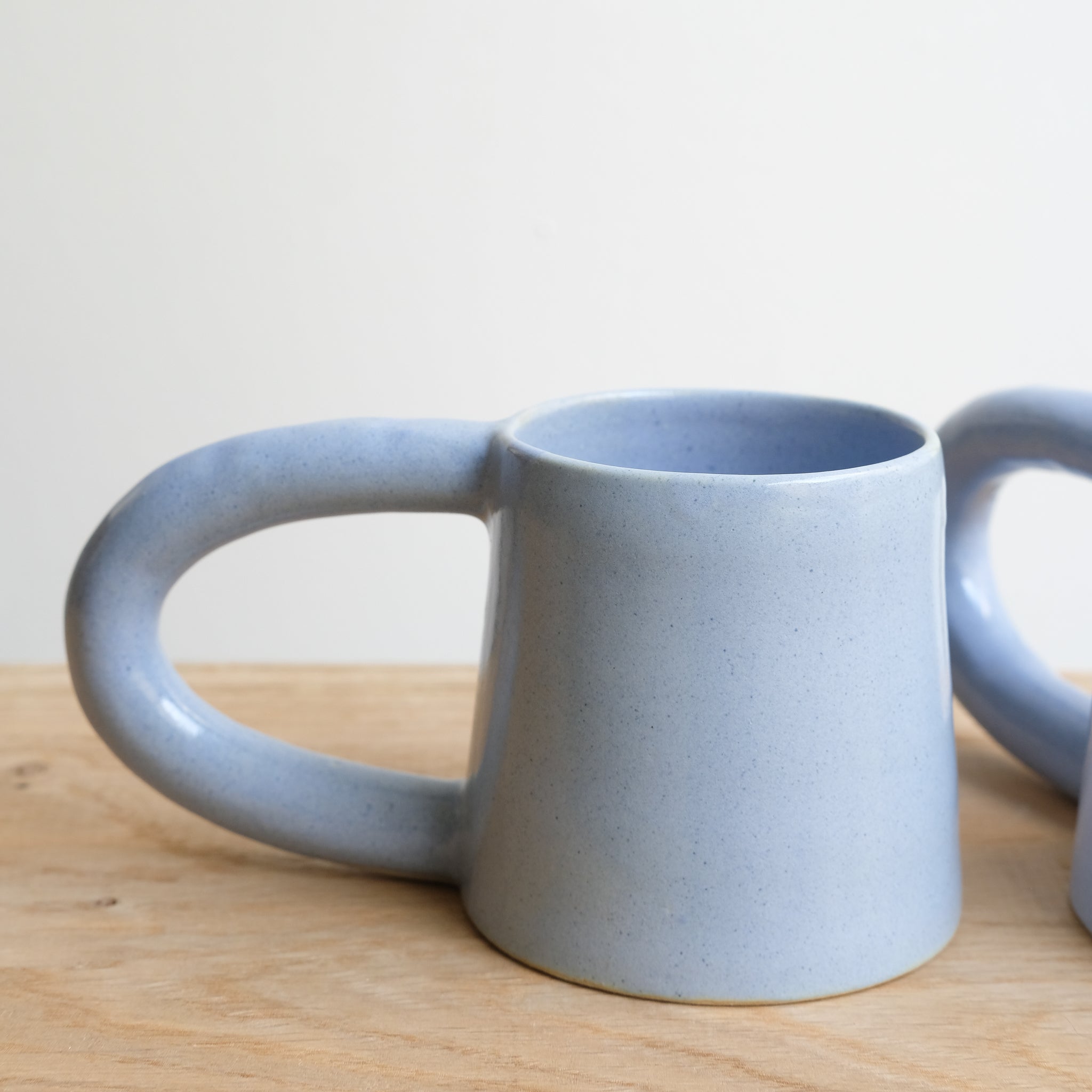 Mug en grès 250ml, bleu ciel par Lucie Faucon chez Brutal Ceramics