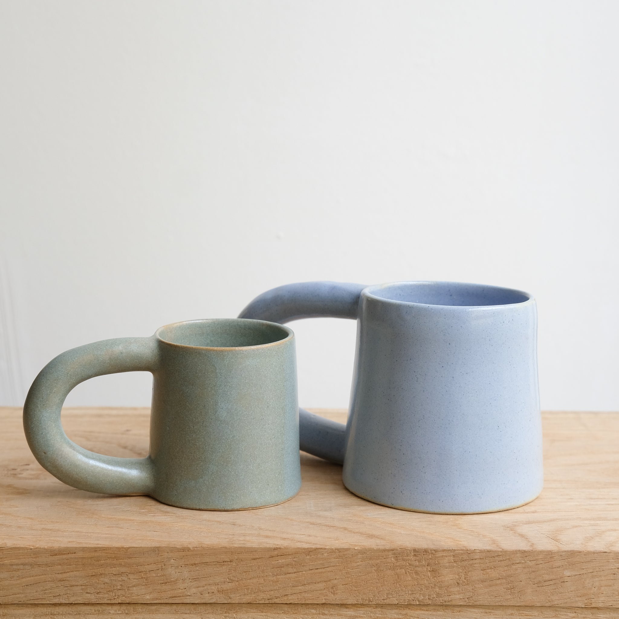 Mug en grès 250ml, bleu ciel par Lucie Faucon chez Brutal Ceramics