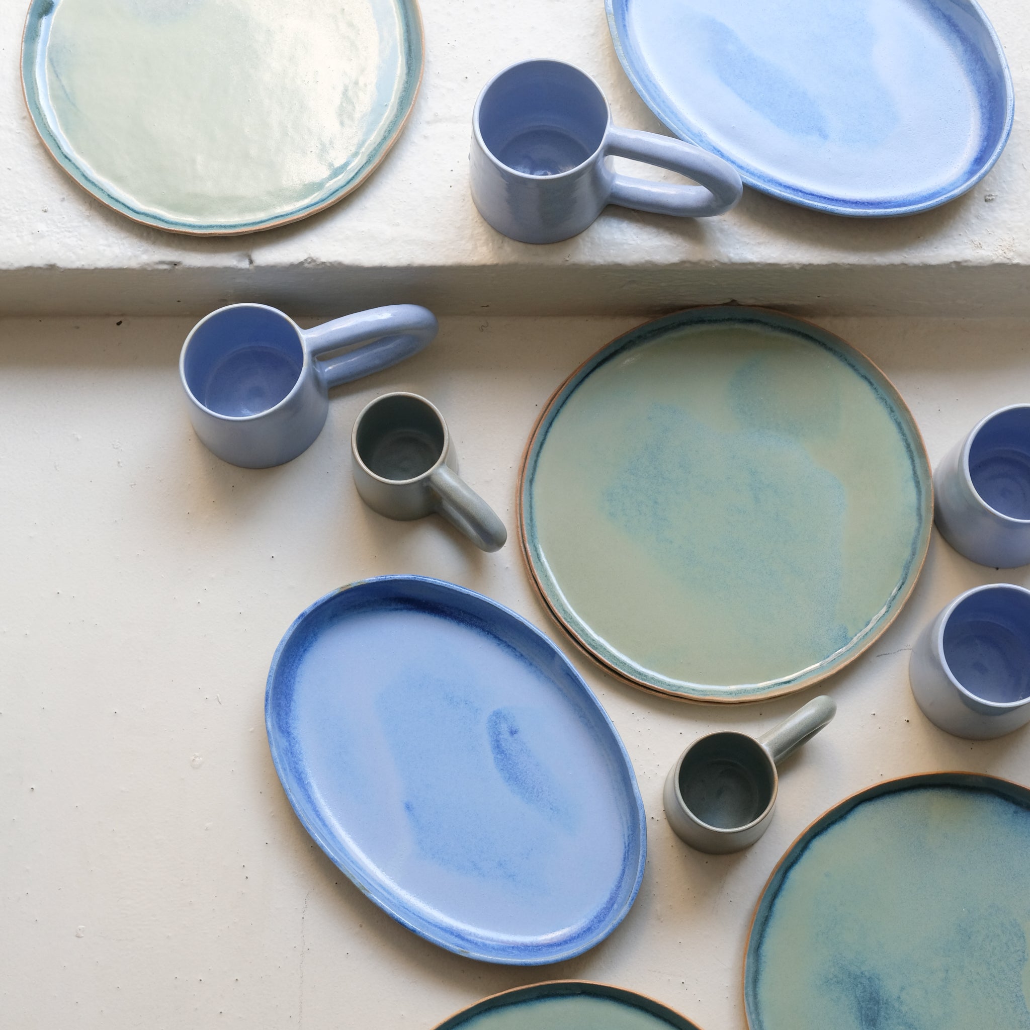 Assiette en grès D 24cm - vert prairie par Lucie Faucon chez Brutal Ceramics
