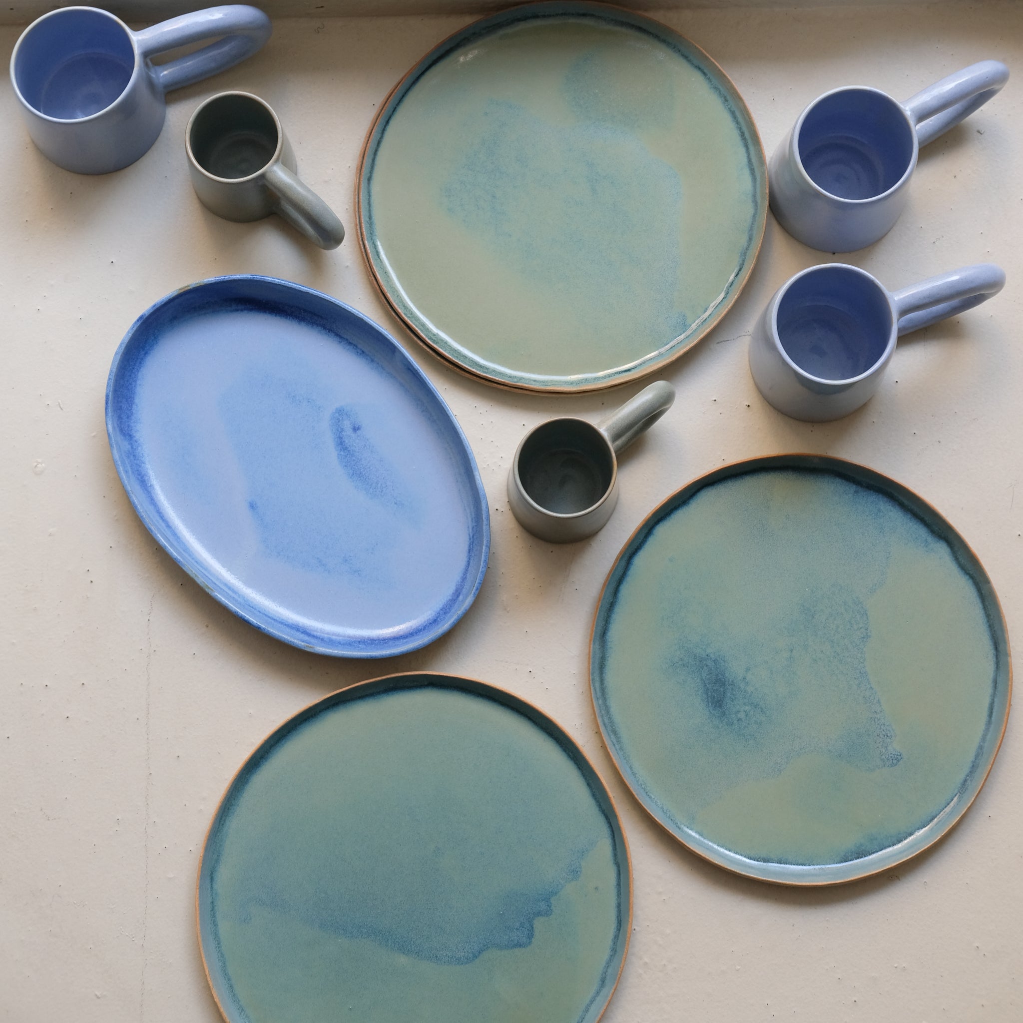 Plat en grès L 25,5cm - bleu outremer par Lucie Faucon chez Brutal Ceramics