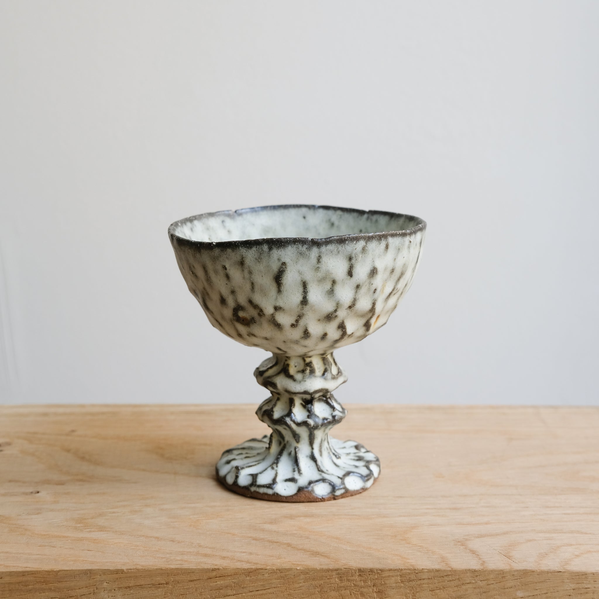 Verre à pied en terre recoltée D 10cm - blanc mat par Potry chez Brutal Ceramics