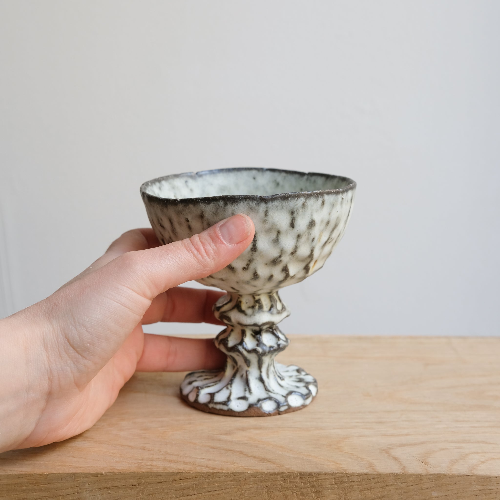 Verre à pied en terre recoltée D 10cm - blanc mat par Potry chez Brutal Ceramics