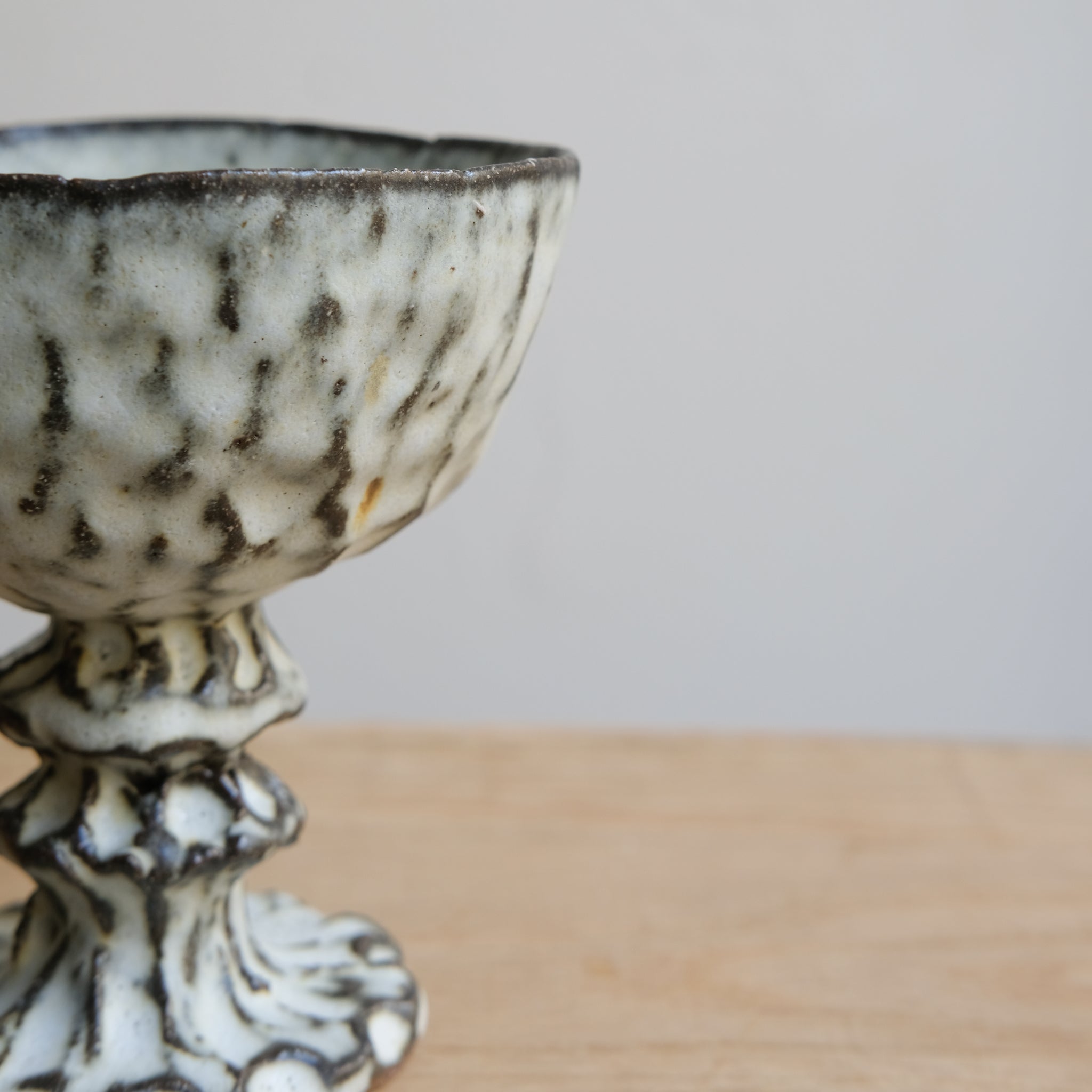 Verre à pied en terre recoltée D 10cm - blanc mat par Potry chez Brutal Ceramics