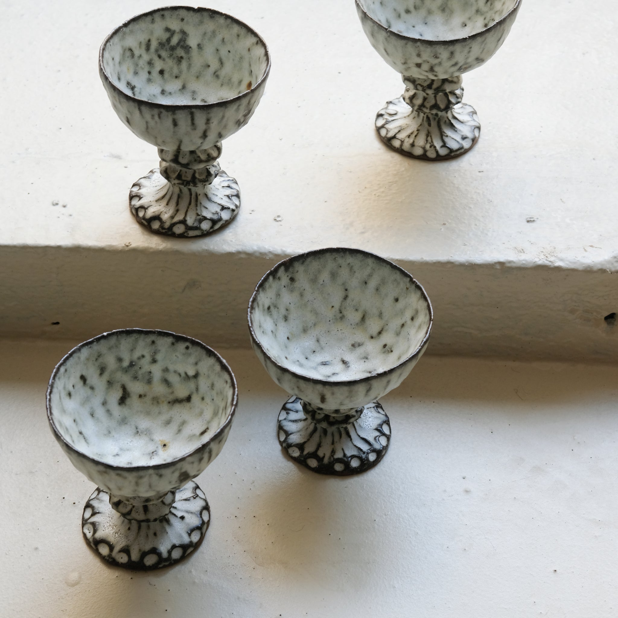 Verre à pied en terre recoltée D 10cm - blanc mat par Potry chez Brutal Ceramics